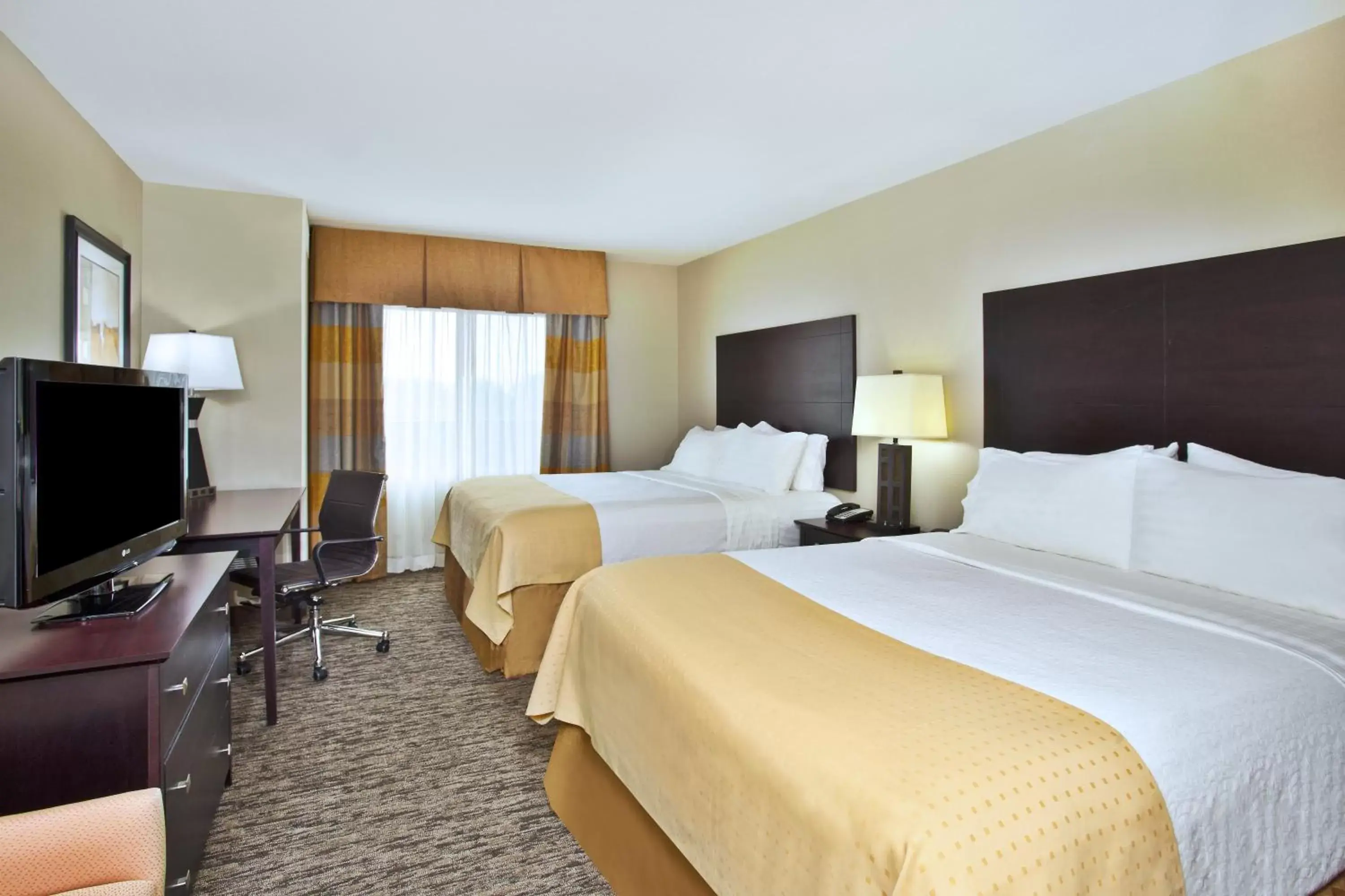 Photo of the whole room, Bed in Holiday Inn & Suites Green Bay Stadium, an IHG Hotel