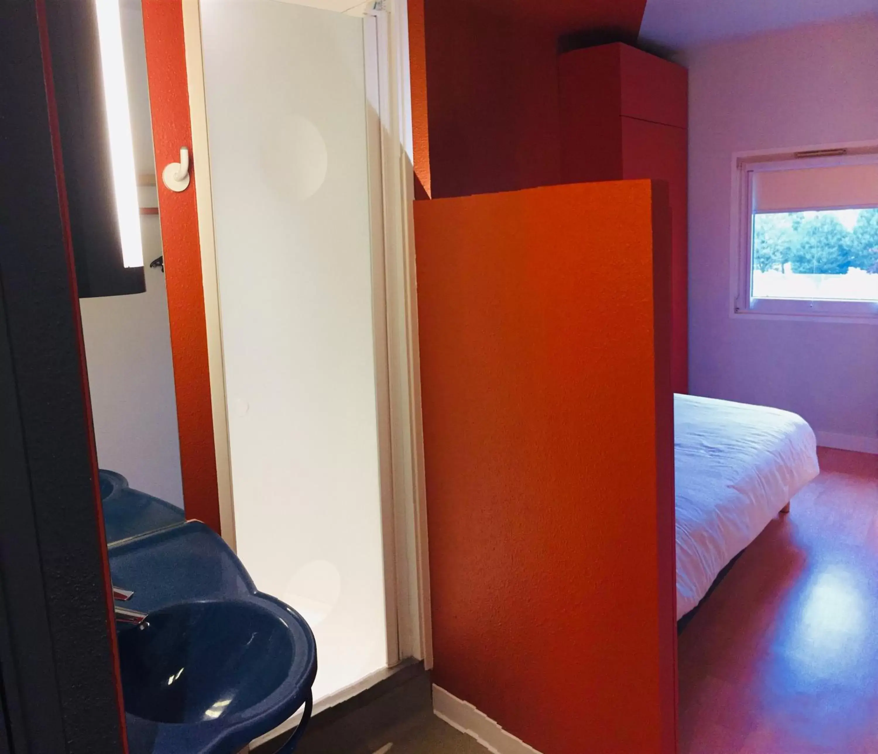 Shower, Bed in ibis budget Strasbourg La Vigie