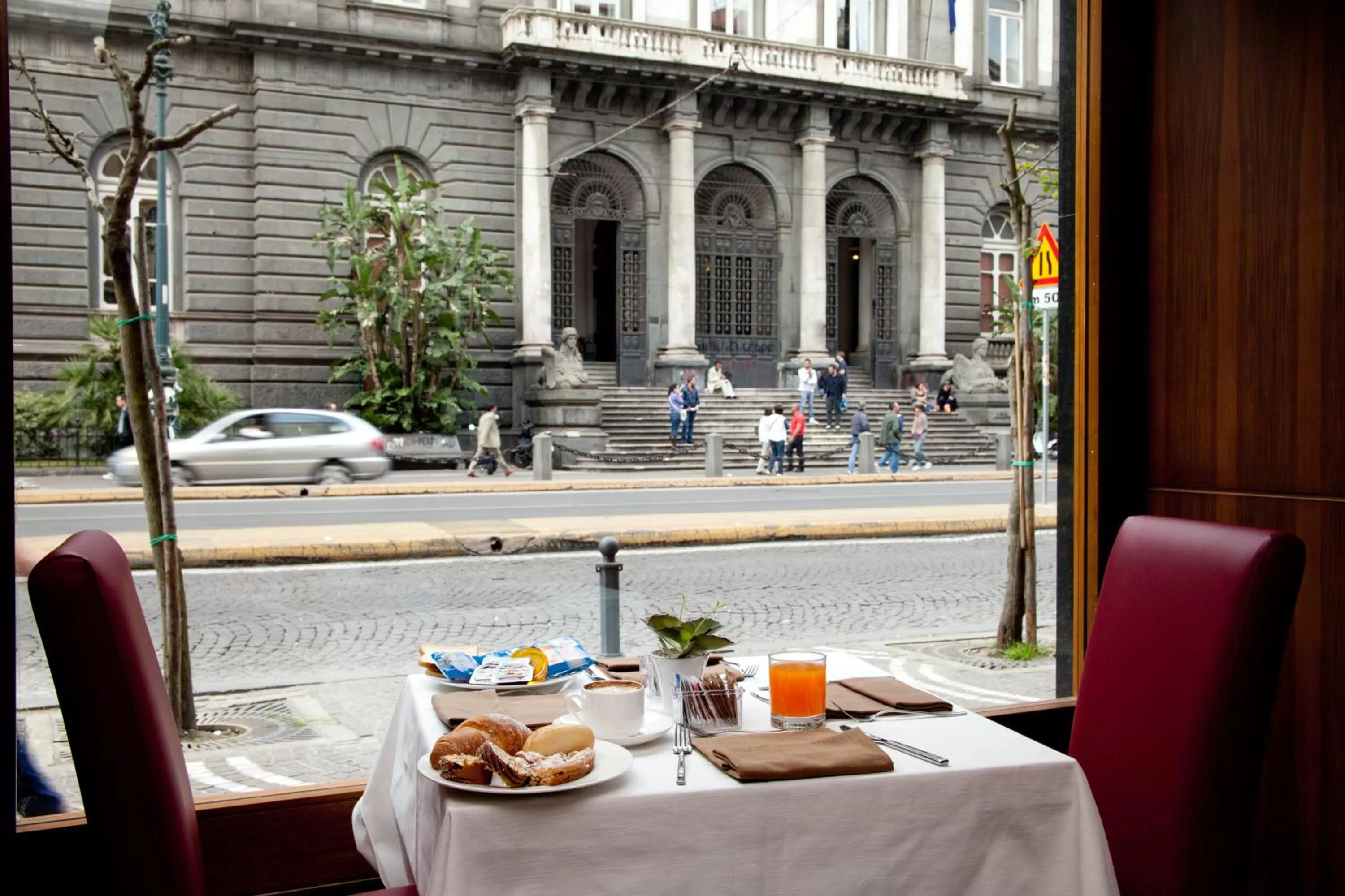 Restaurant/places to eat in Hotel Naples