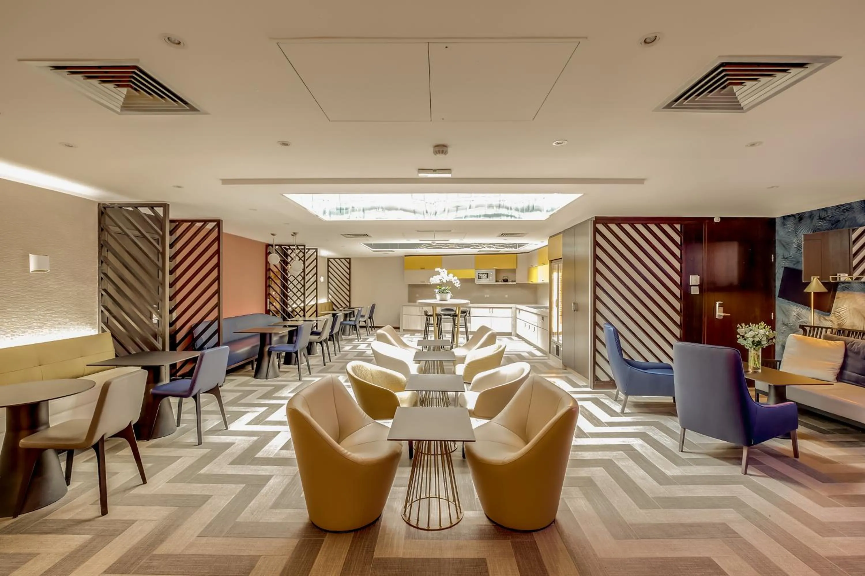 Communal lounge/ TV room in Mercure Paris Arc de Triomphe Etoile