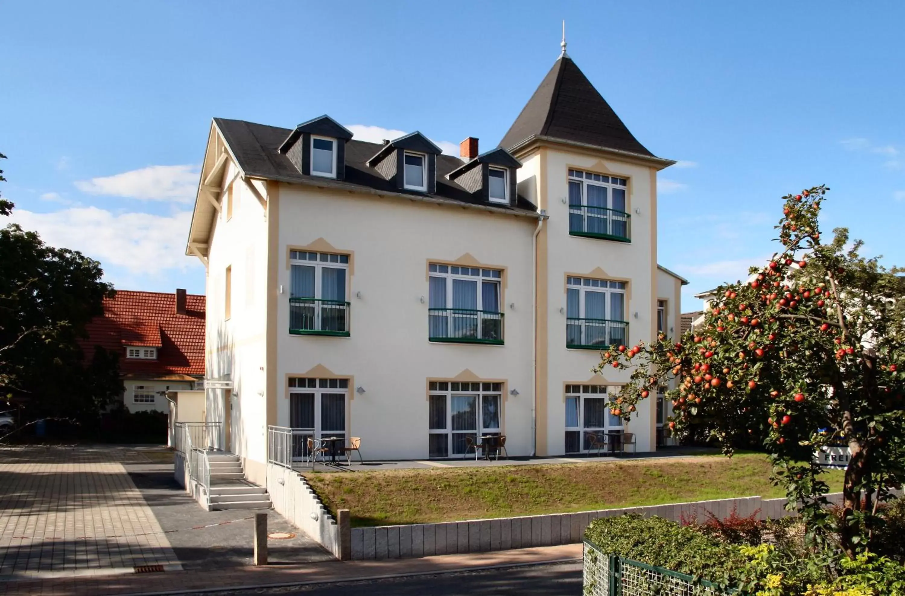 Facade/entrance, Property Building in Garni Eden Hotels