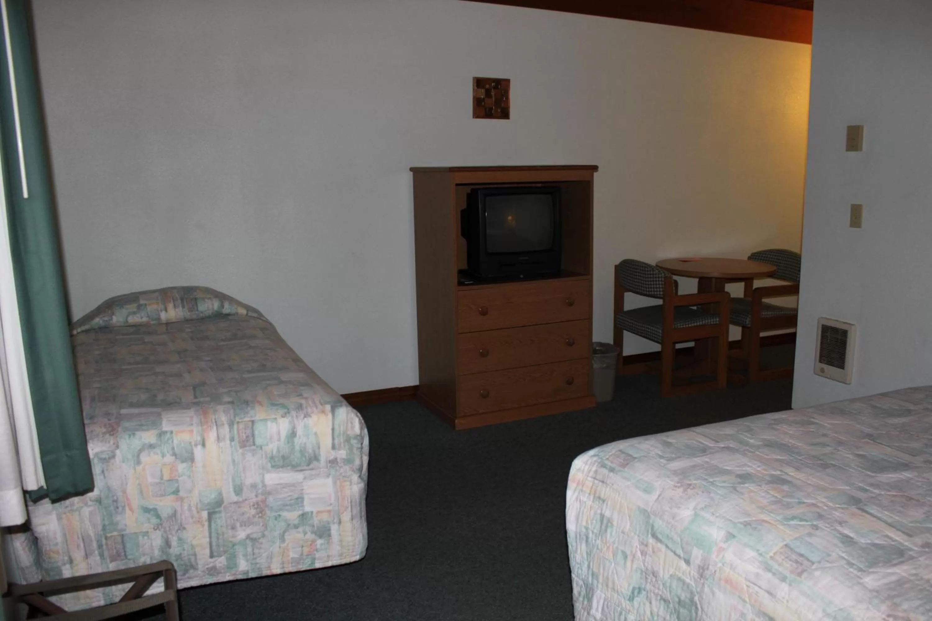 Photo of the whole room, Bed in Azalea Lodge