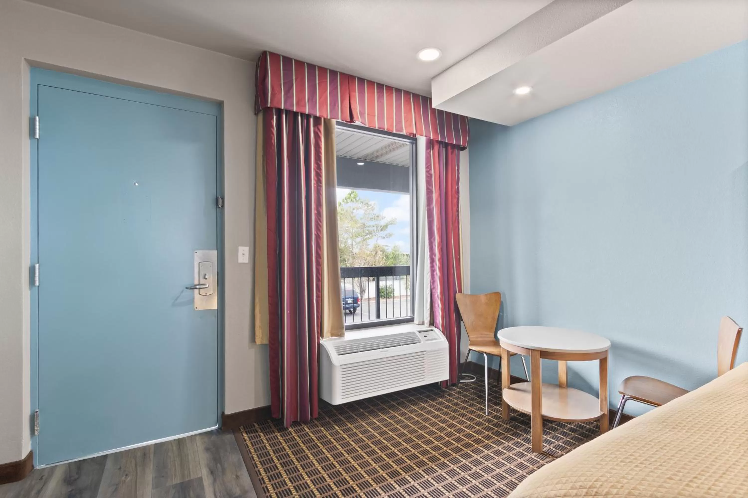 Bedroom, Bed in Regency Inn Near Boardwalk & Hurlburt Field