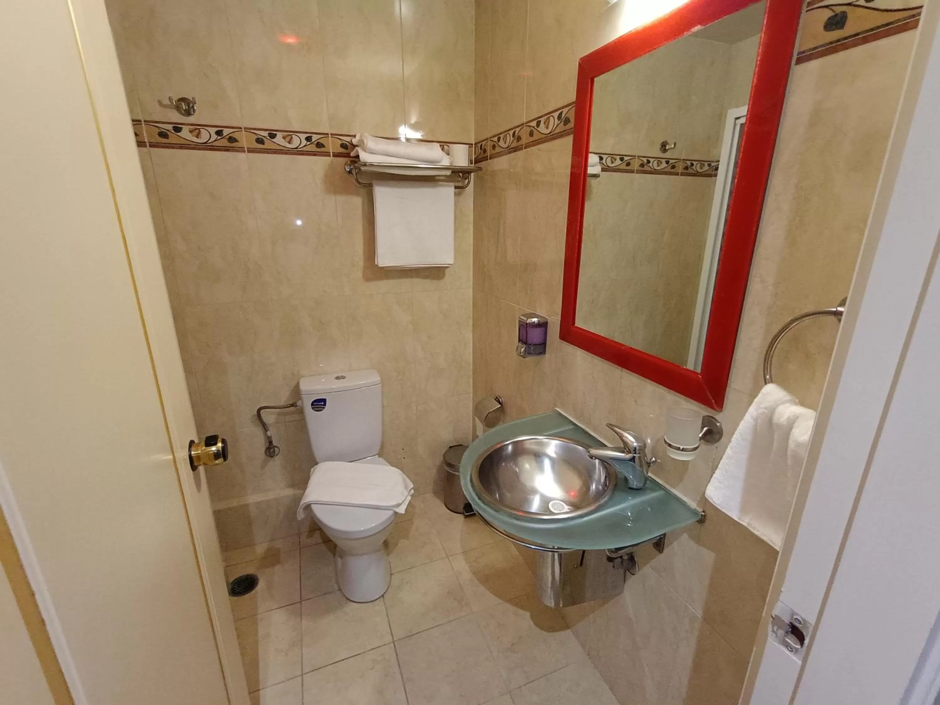 Shower in Queens Leriotis Hotel