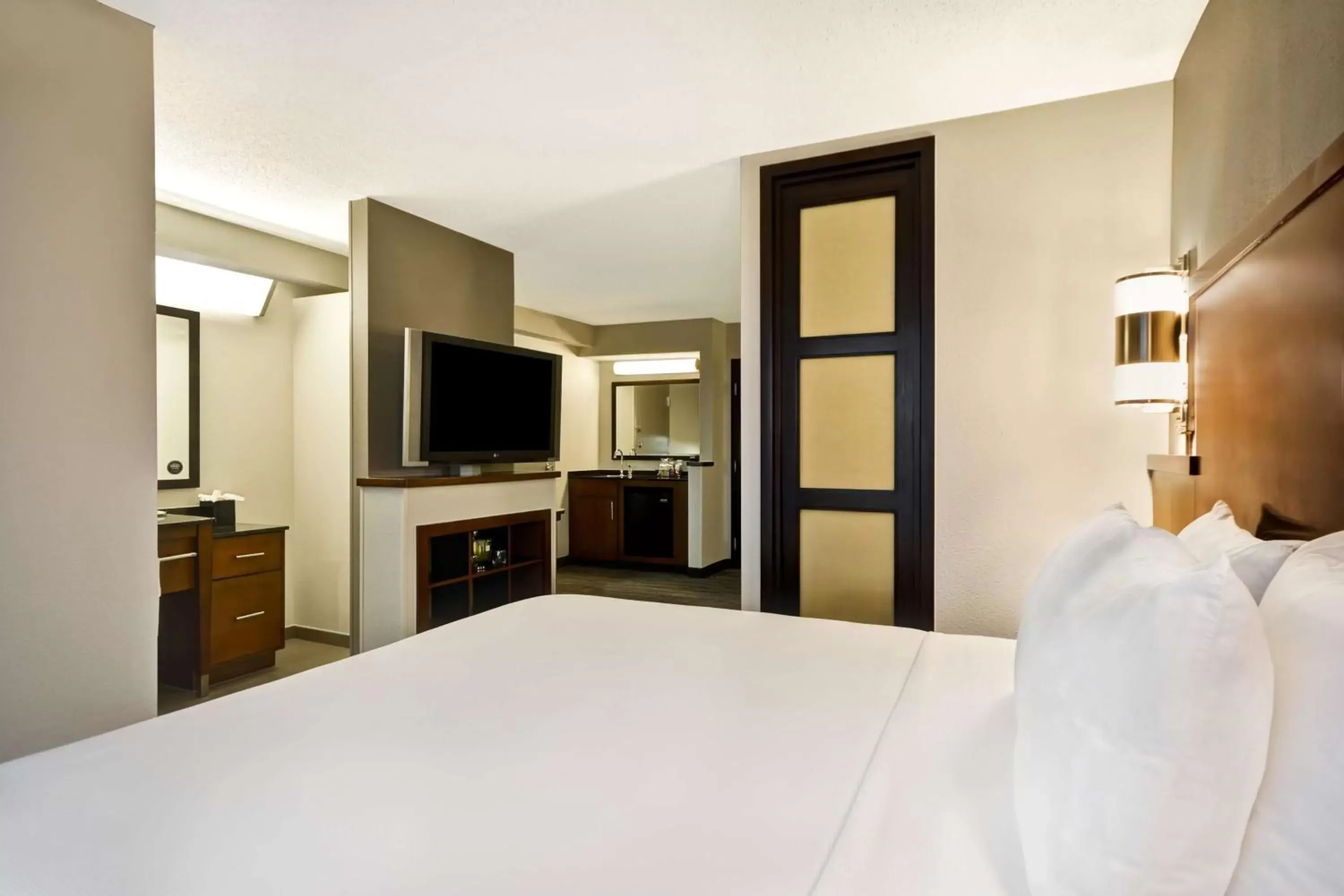 Photo of the whole room, Bed in Hyatt Place Columbus Worthington Photo of the whole room, Bed in Hyatt Place Columbus Worthington