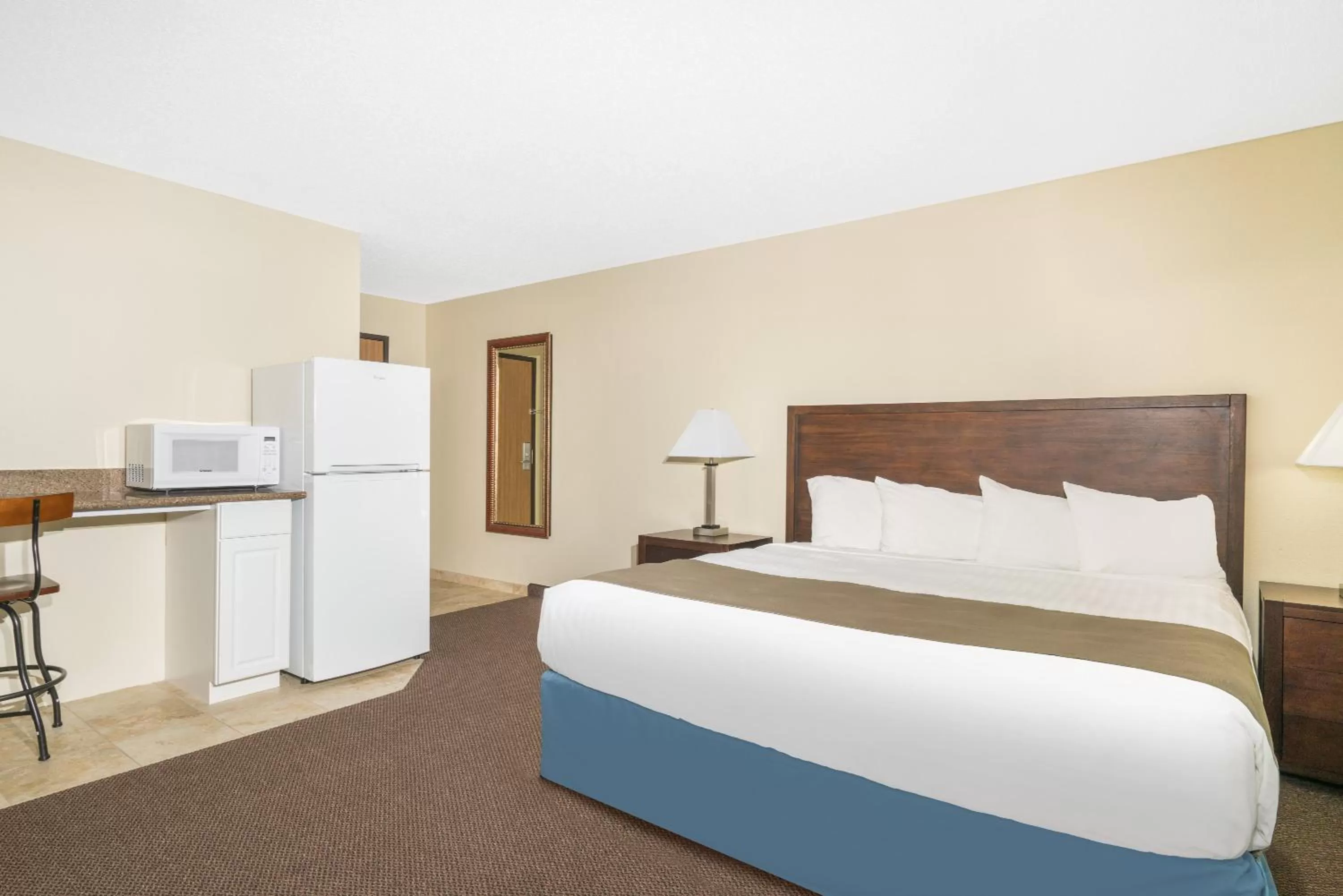 Photo of the whole room, Bed in Days Inn & Suites by Wyndham Baxter Brainerd Area