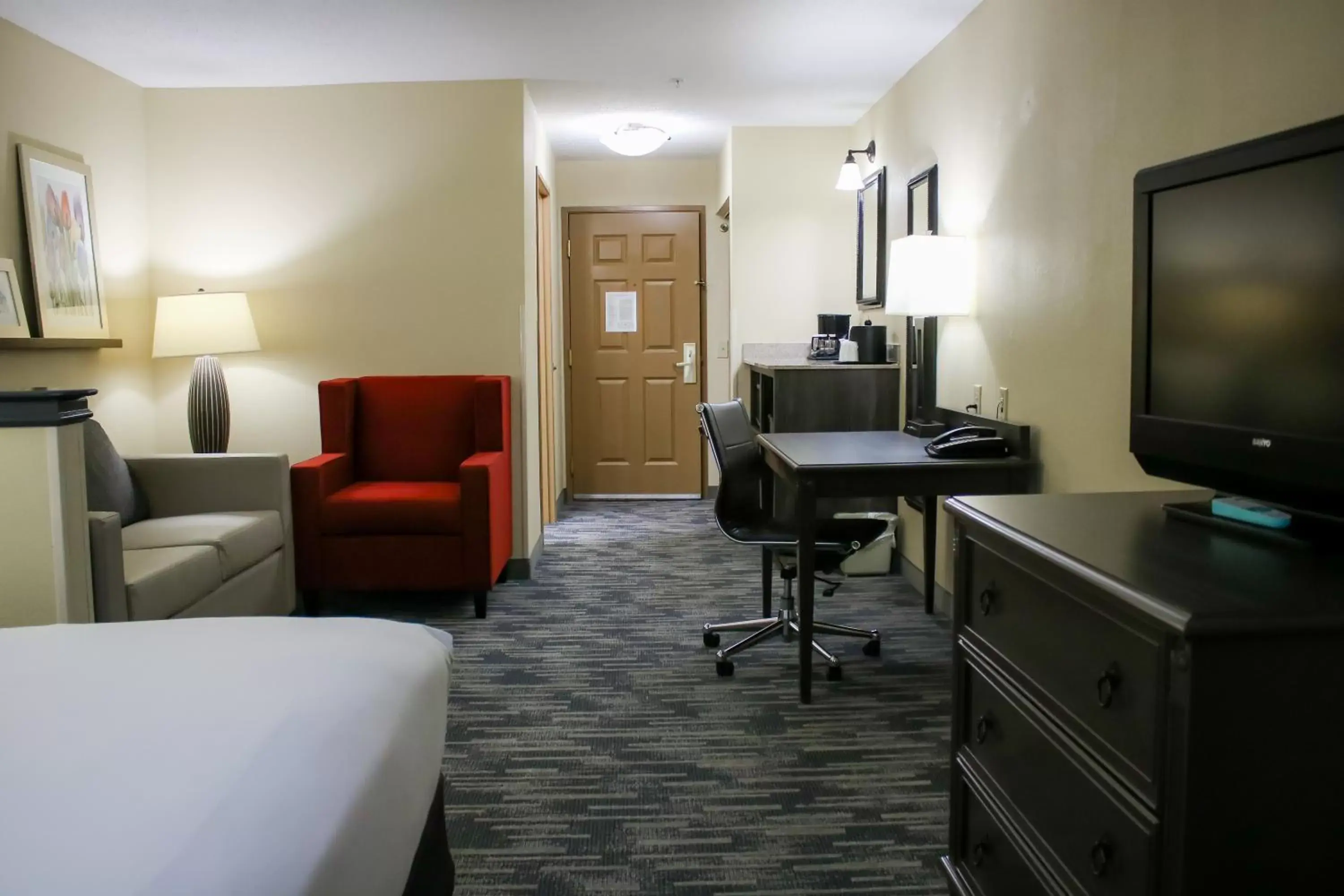 Photo of the whole room, Seating Area in Country Inn & Suites by Radisson, Richmond West at I-64, VA