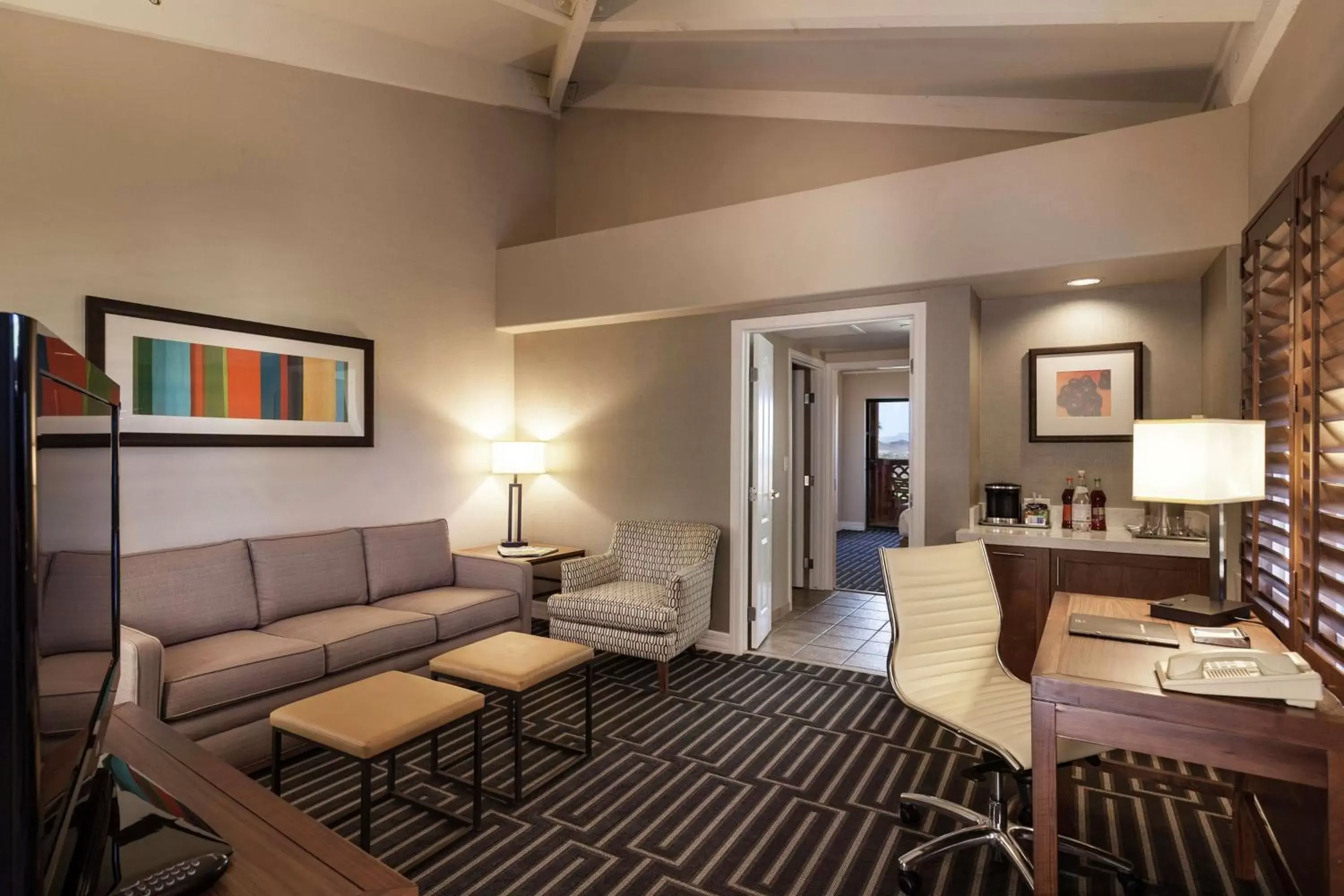 Bedroom, Seating Area in Hilton Phoenix Tapatio Cliffs Resort
