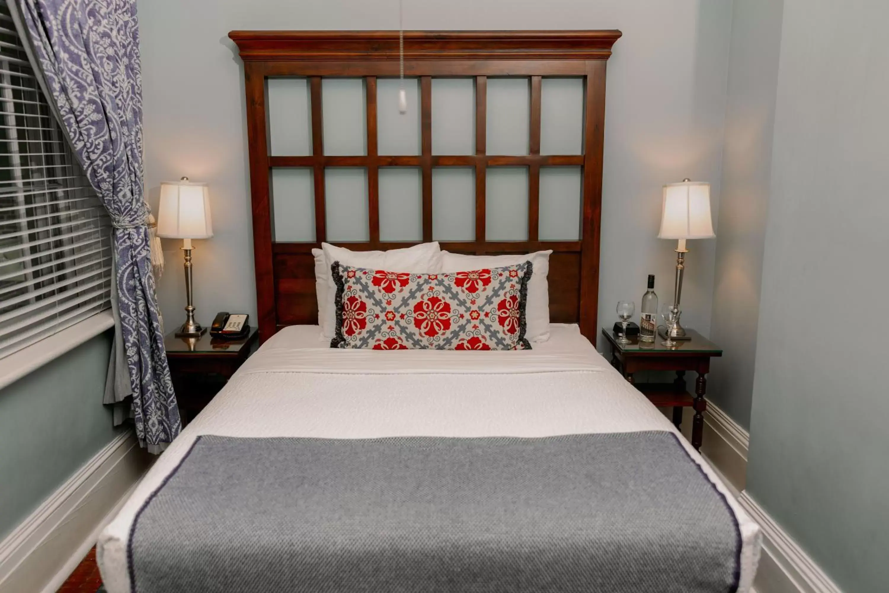 Petite Queen Room in The Marshall House, Historic Inns of Savannah Collection