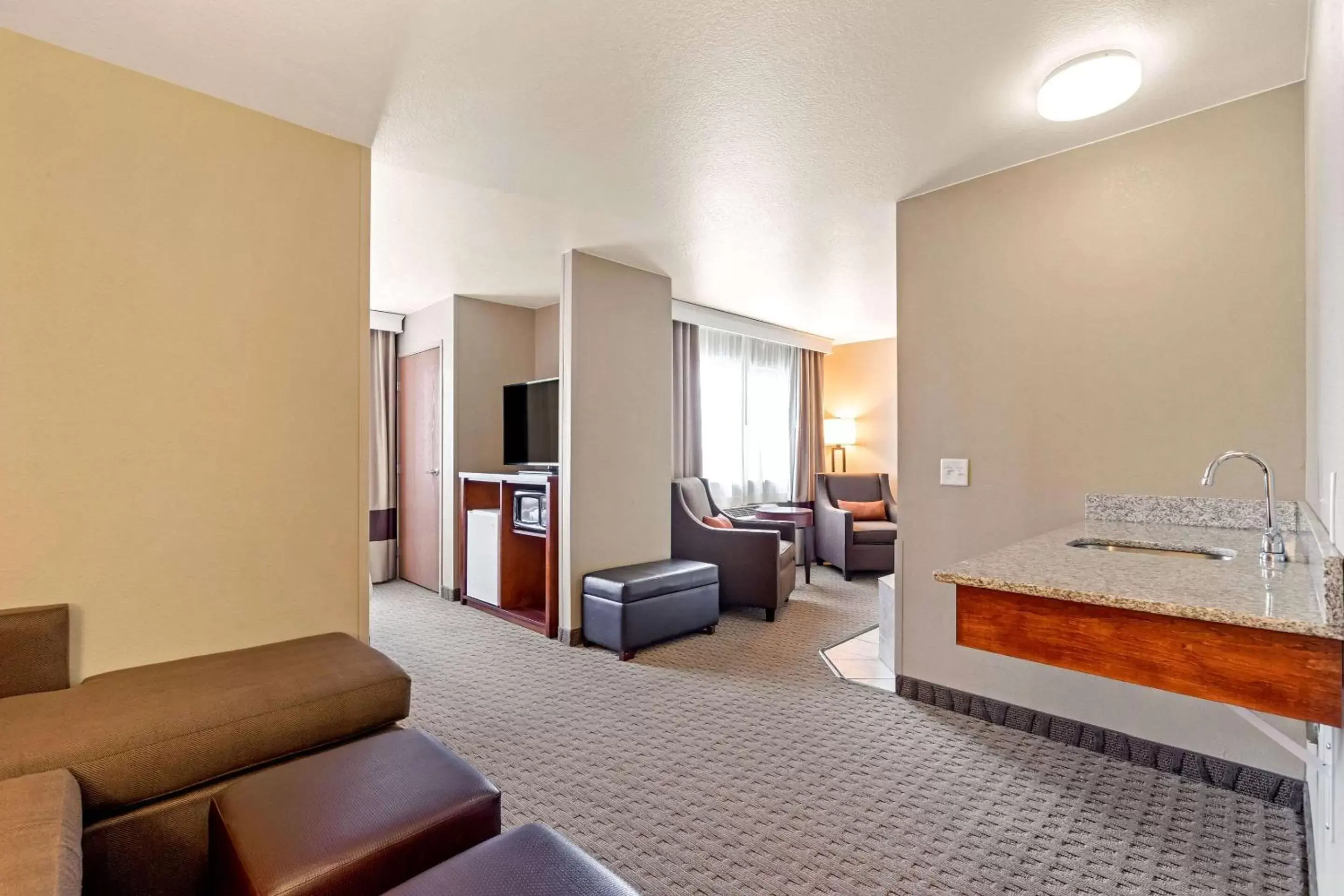 Photo of the whole room, Seating Area in Comfort Suites Burlington