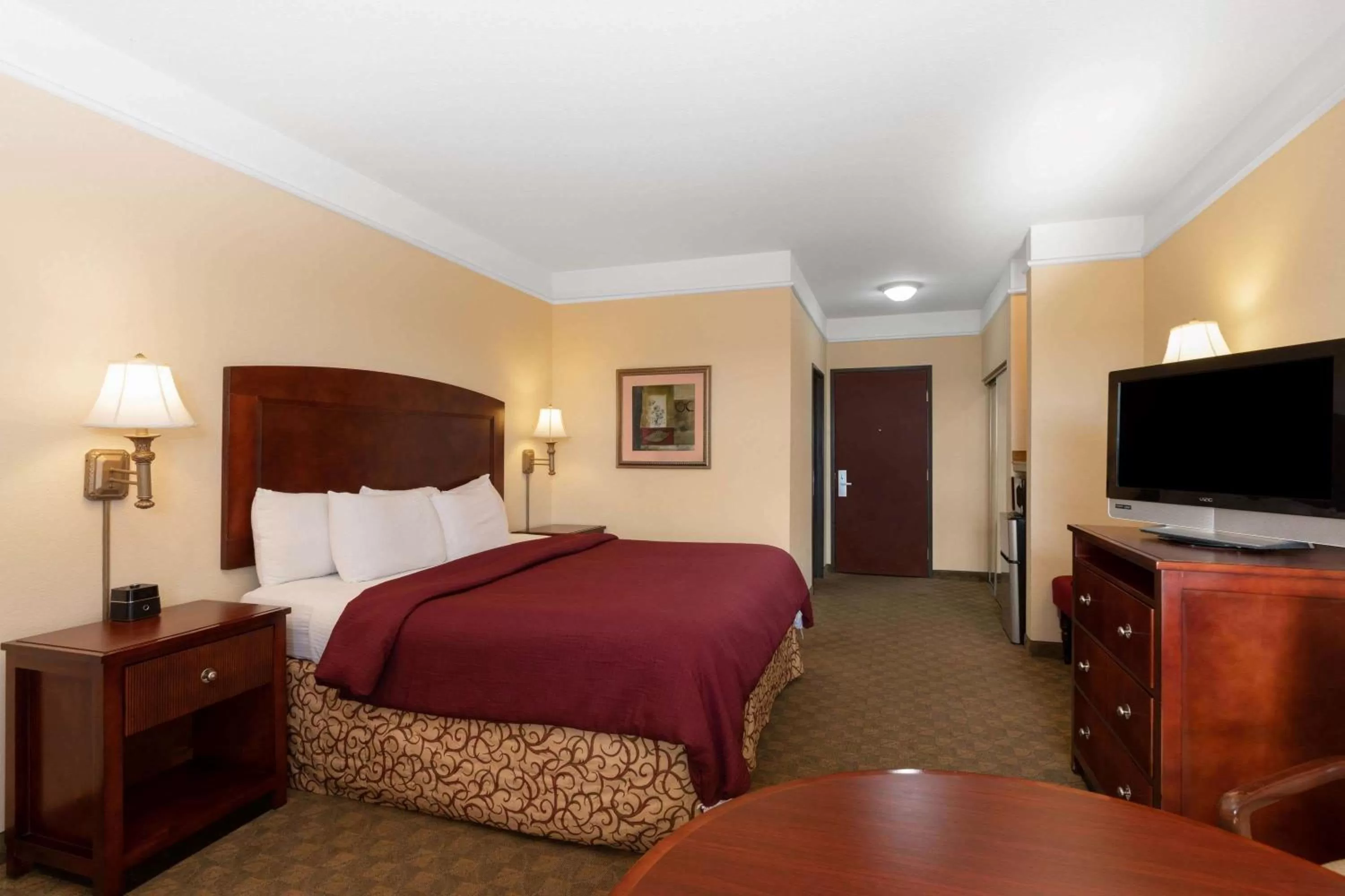 Photo of the whole room, Bed in La Quinta by Wyndham Dodge City