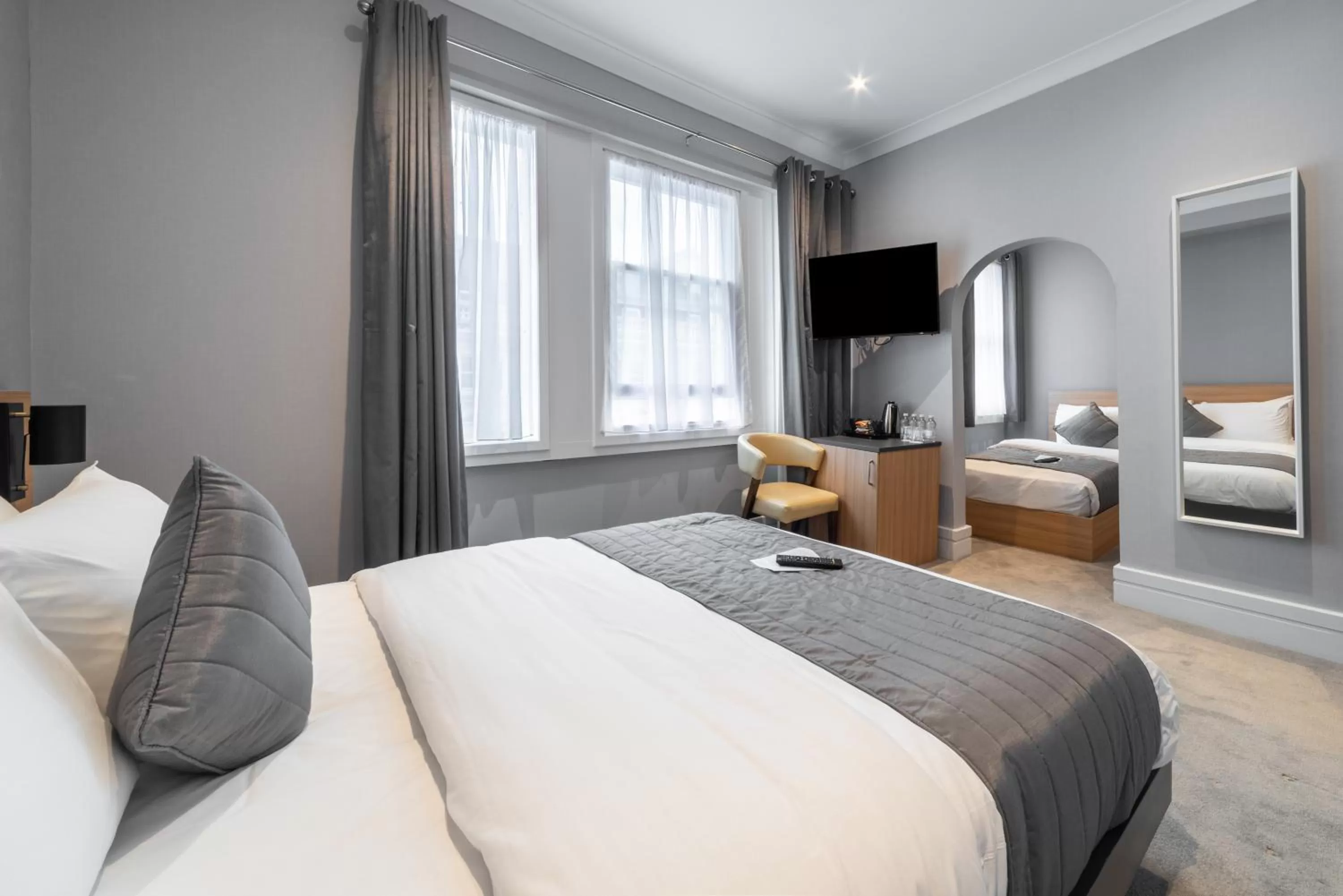 Bedroom, Bed in Gainsborough Hotel