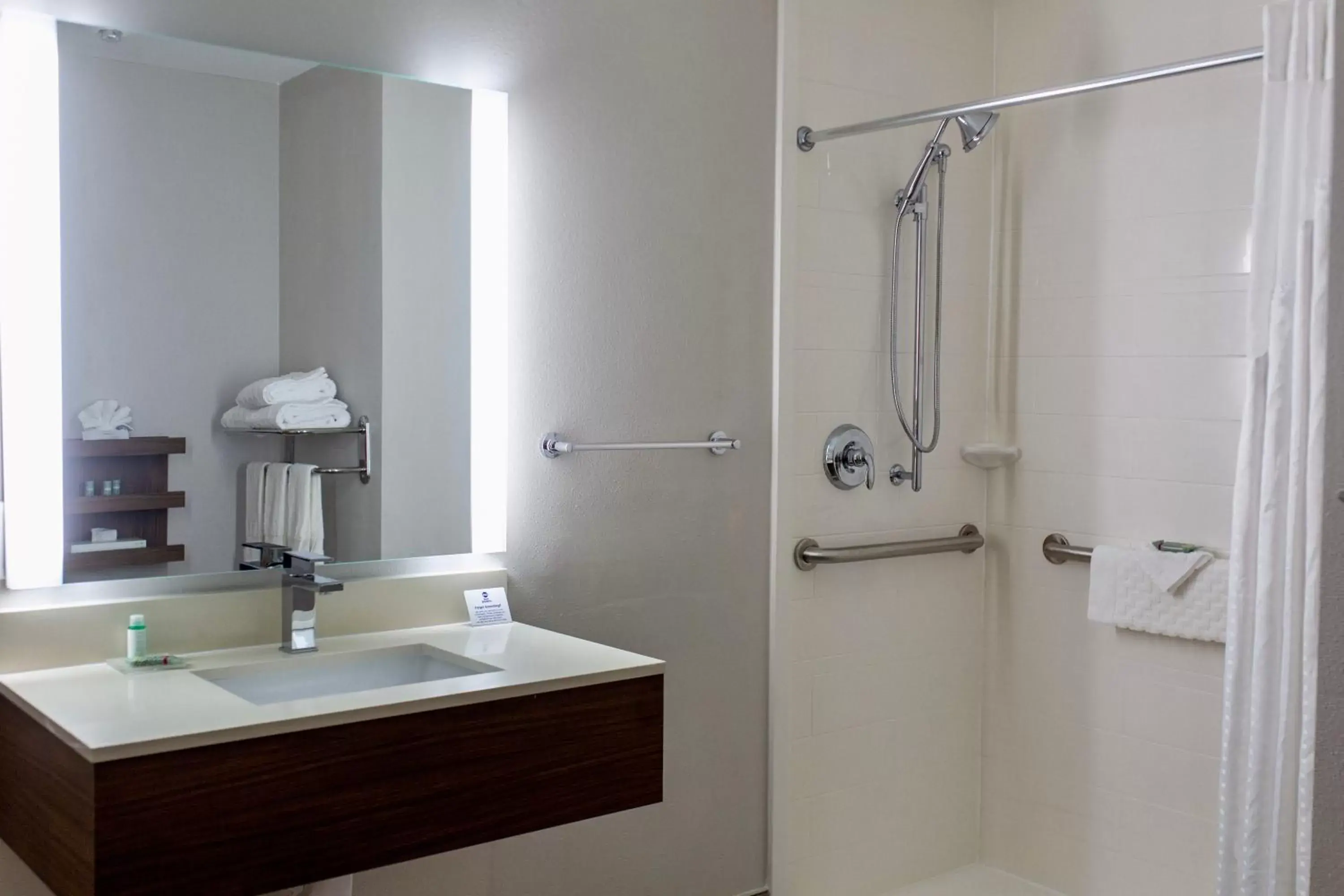 Bathroom in Best Western Niceville - Eglin AFB Hotel