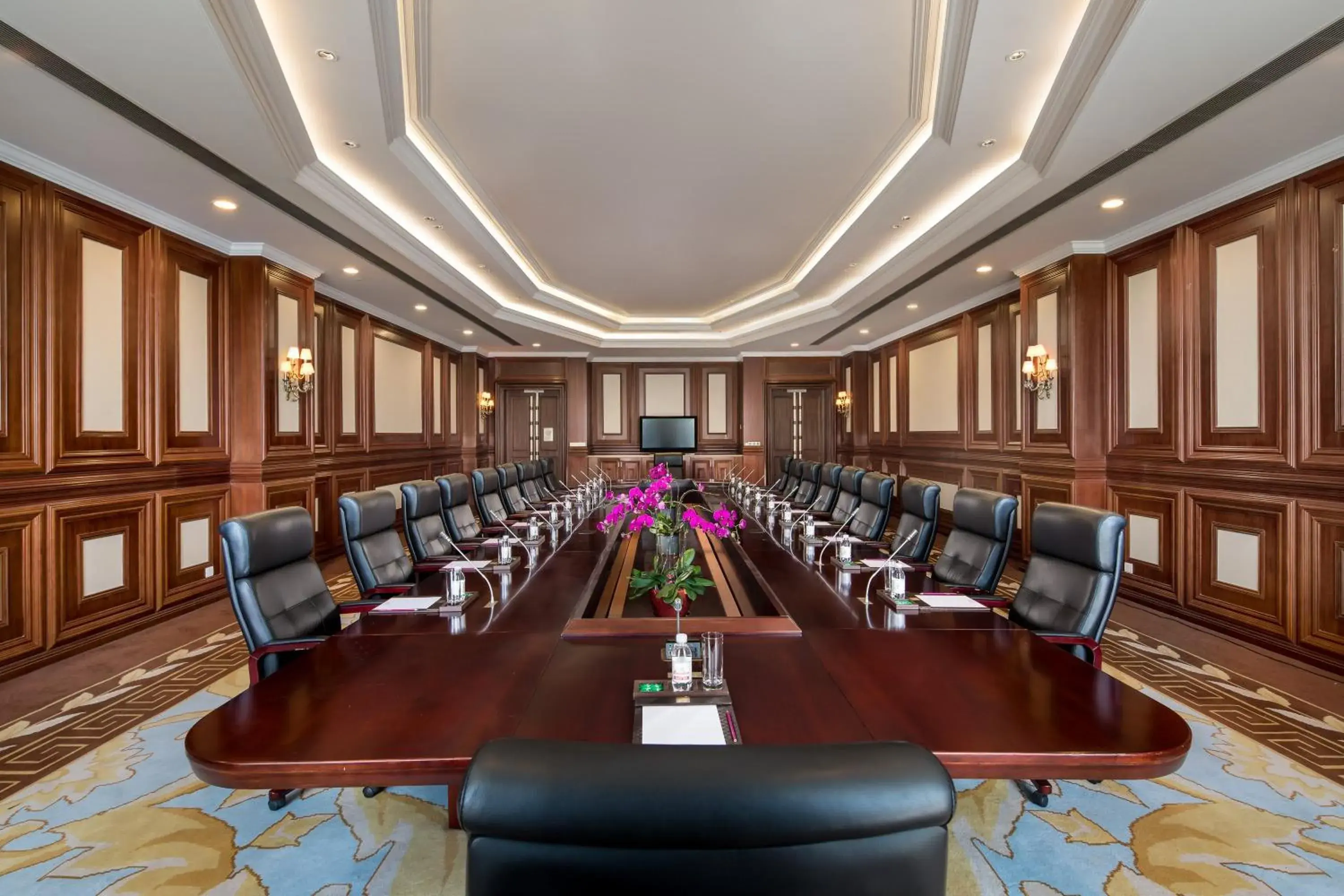 Meeting/conference room in Crowne Plaza Ocean Spring Resort, an IHG Hotel