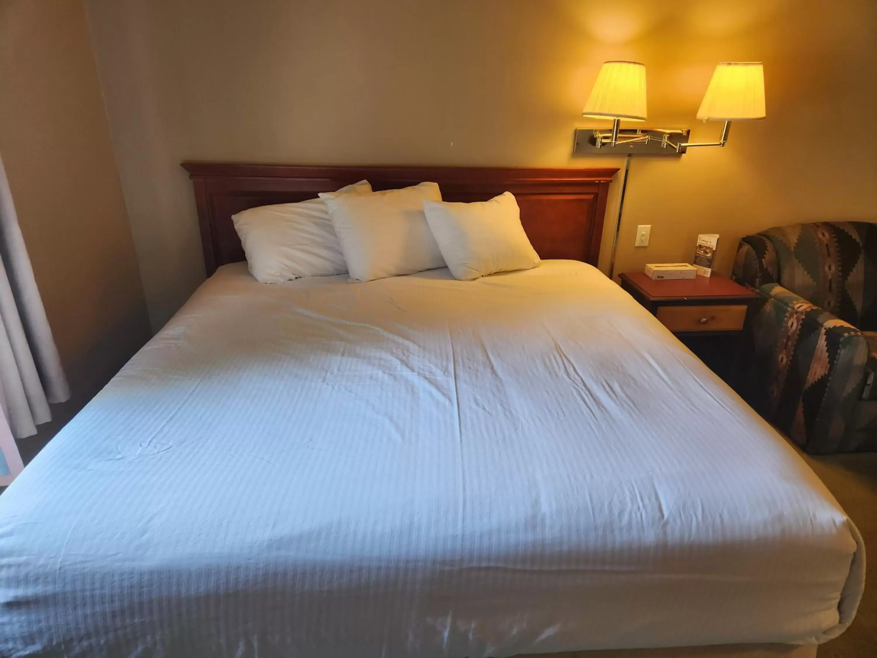 Bed in Waterton Lakes Lodge Resort