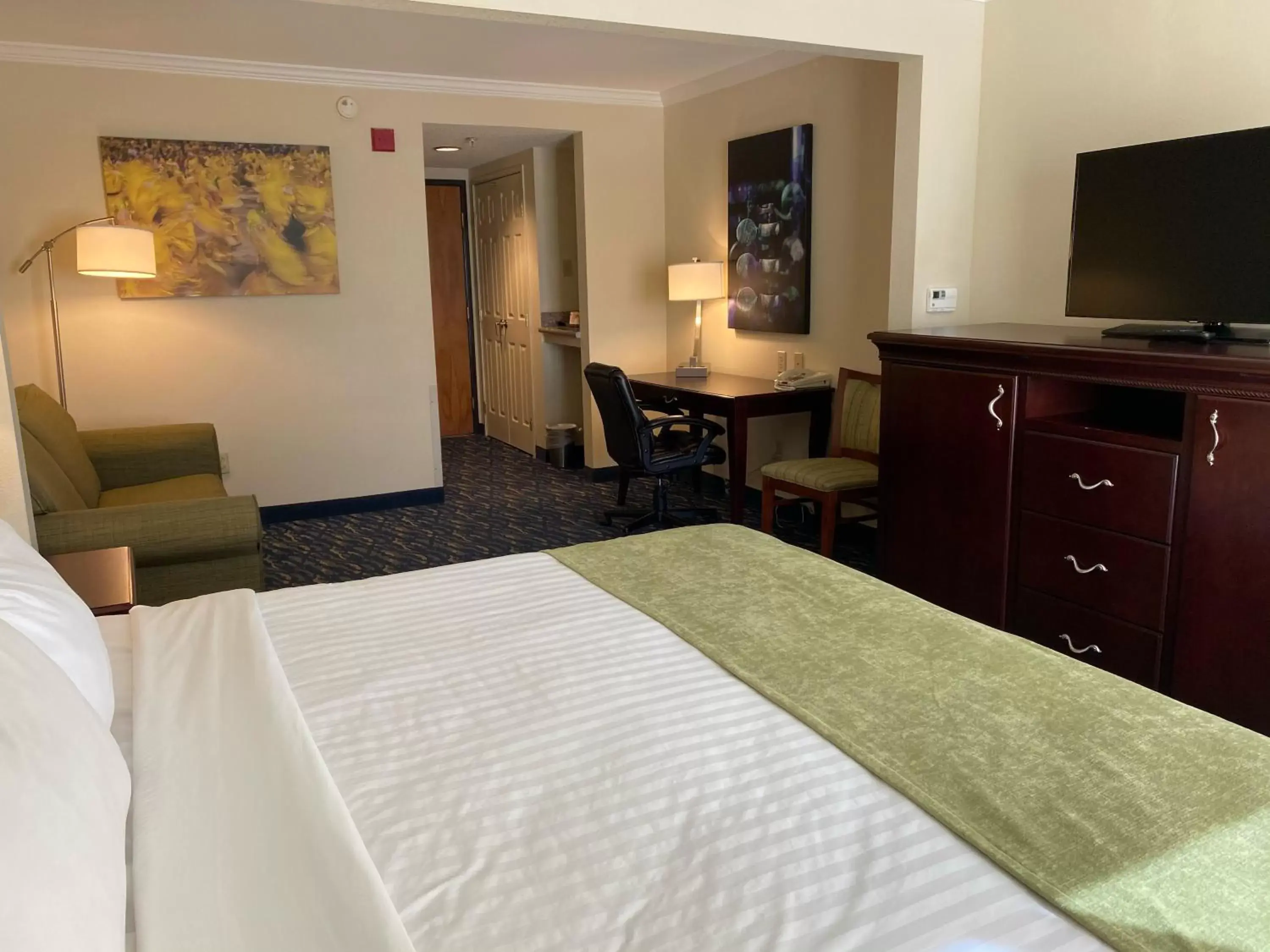 King Room with Sofa Bed - Accessible/Non Smoking in Comfort Inn & Suites New Orleans Airport North