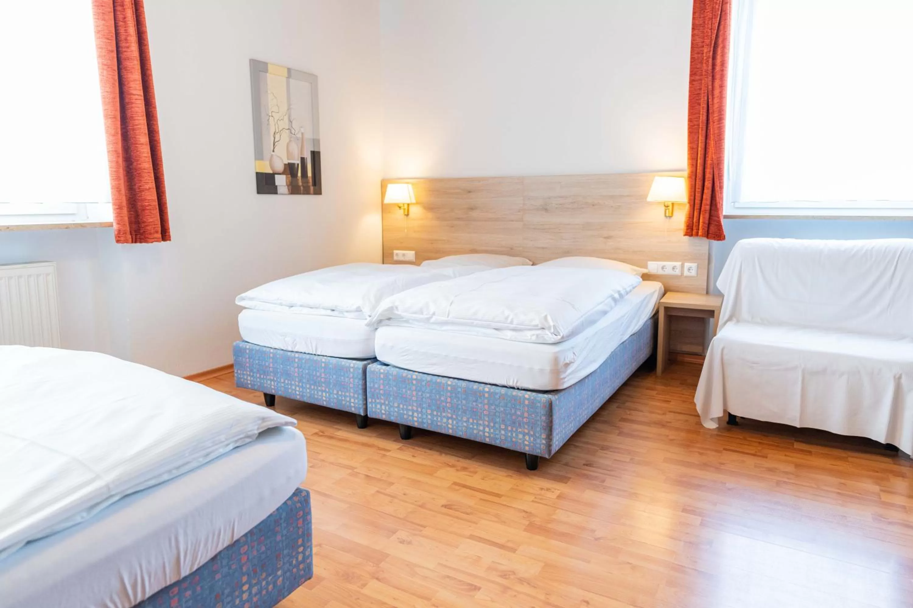 Photo of the whole room, Bed in Hotel am Römerplatz