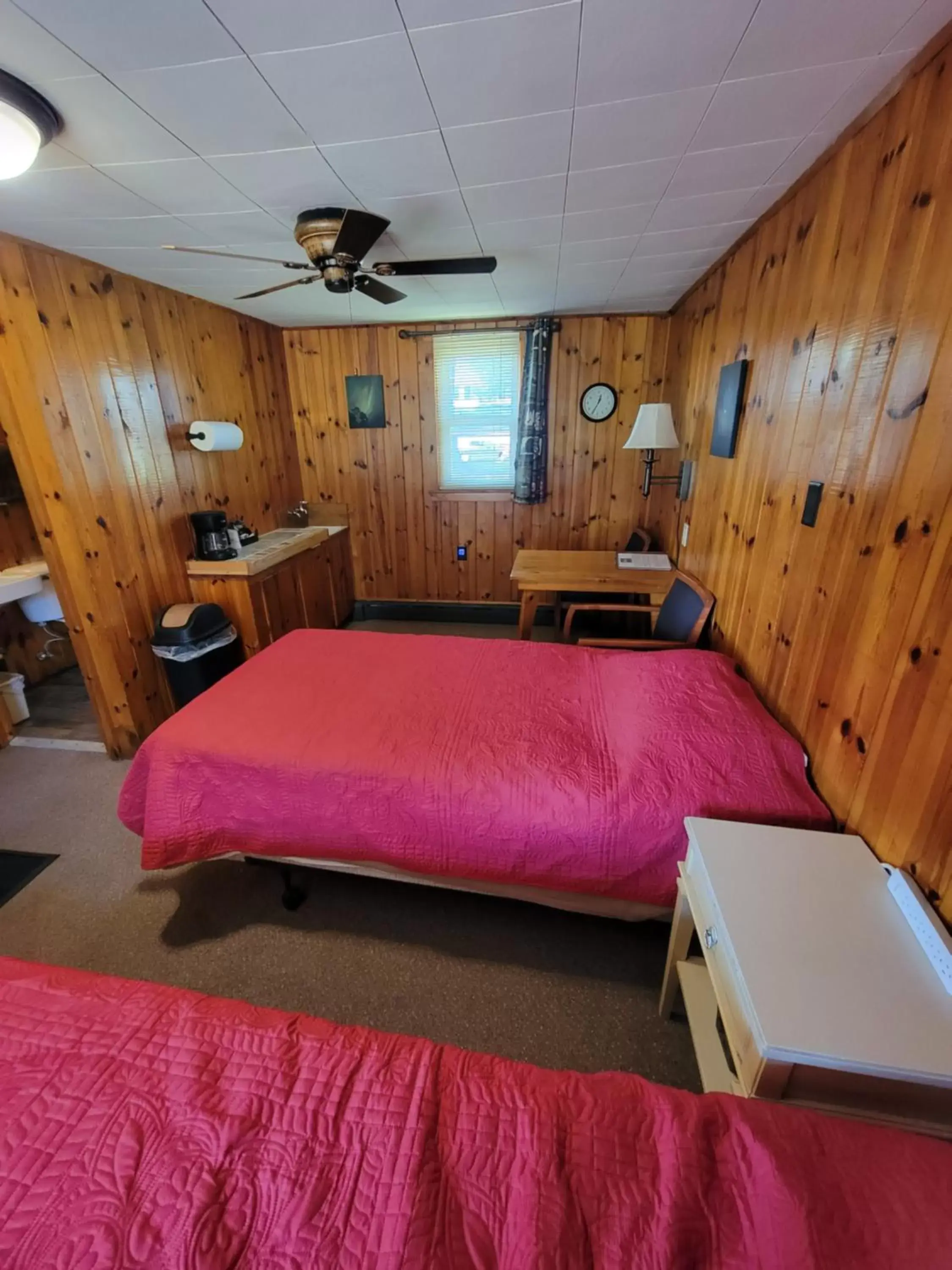 Bed in Two Rivers Motel and Cabins