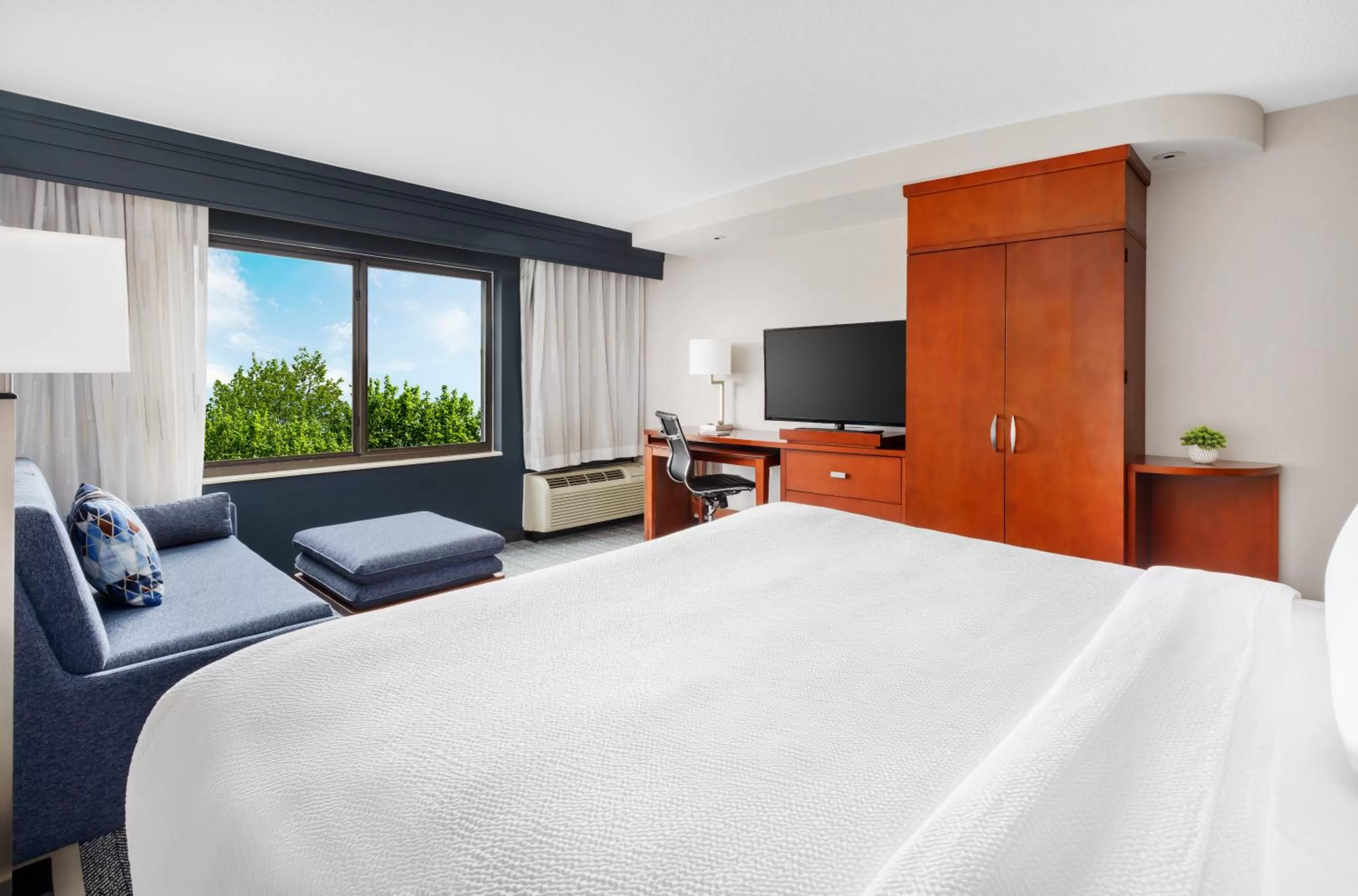 Bed in Courtyard Manchester-Boston Regional Airport