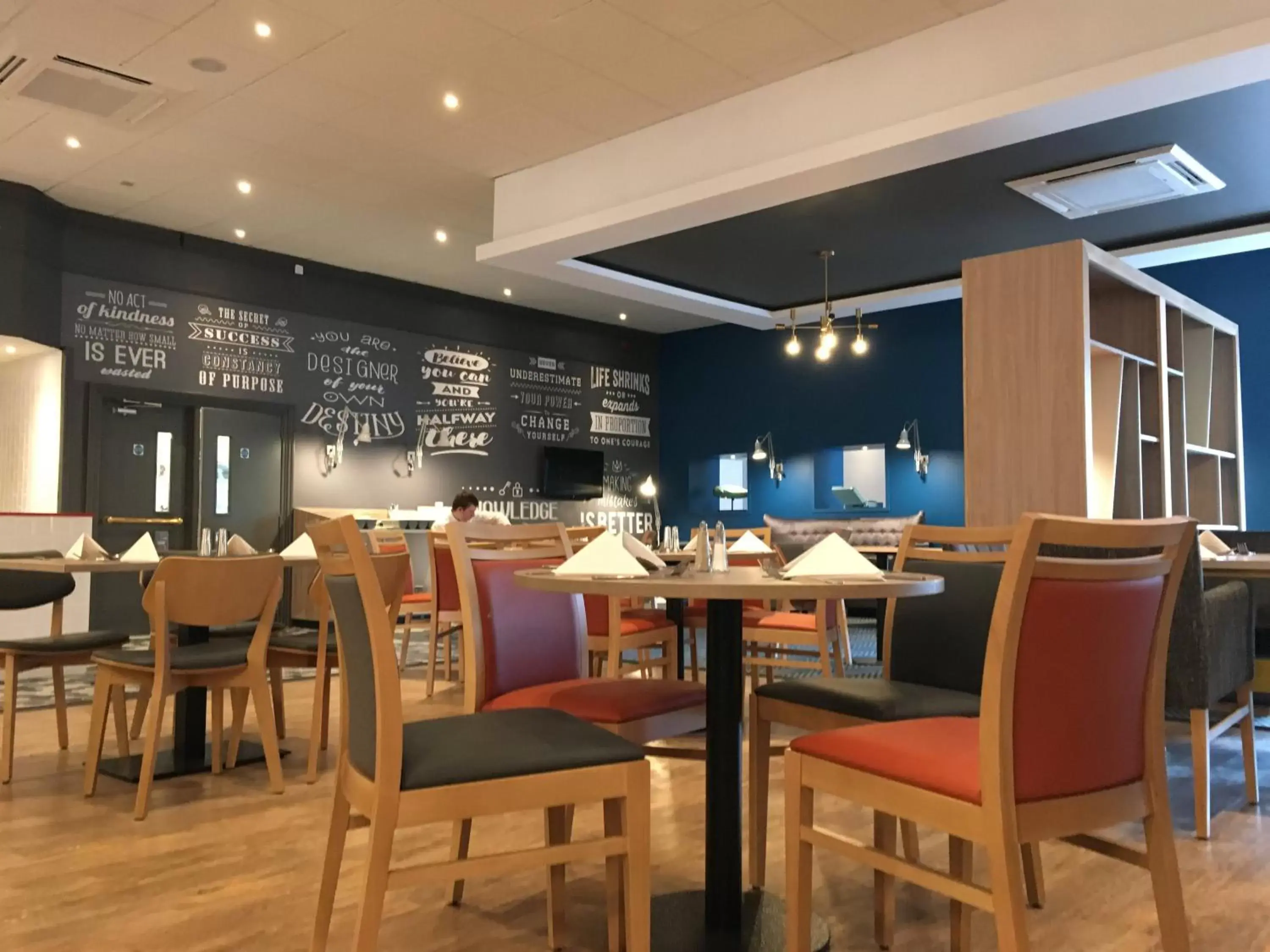 Lounge or bar, Restaurant/Places to Eat in Holiday Inn Norwich North, an IHG Hotel