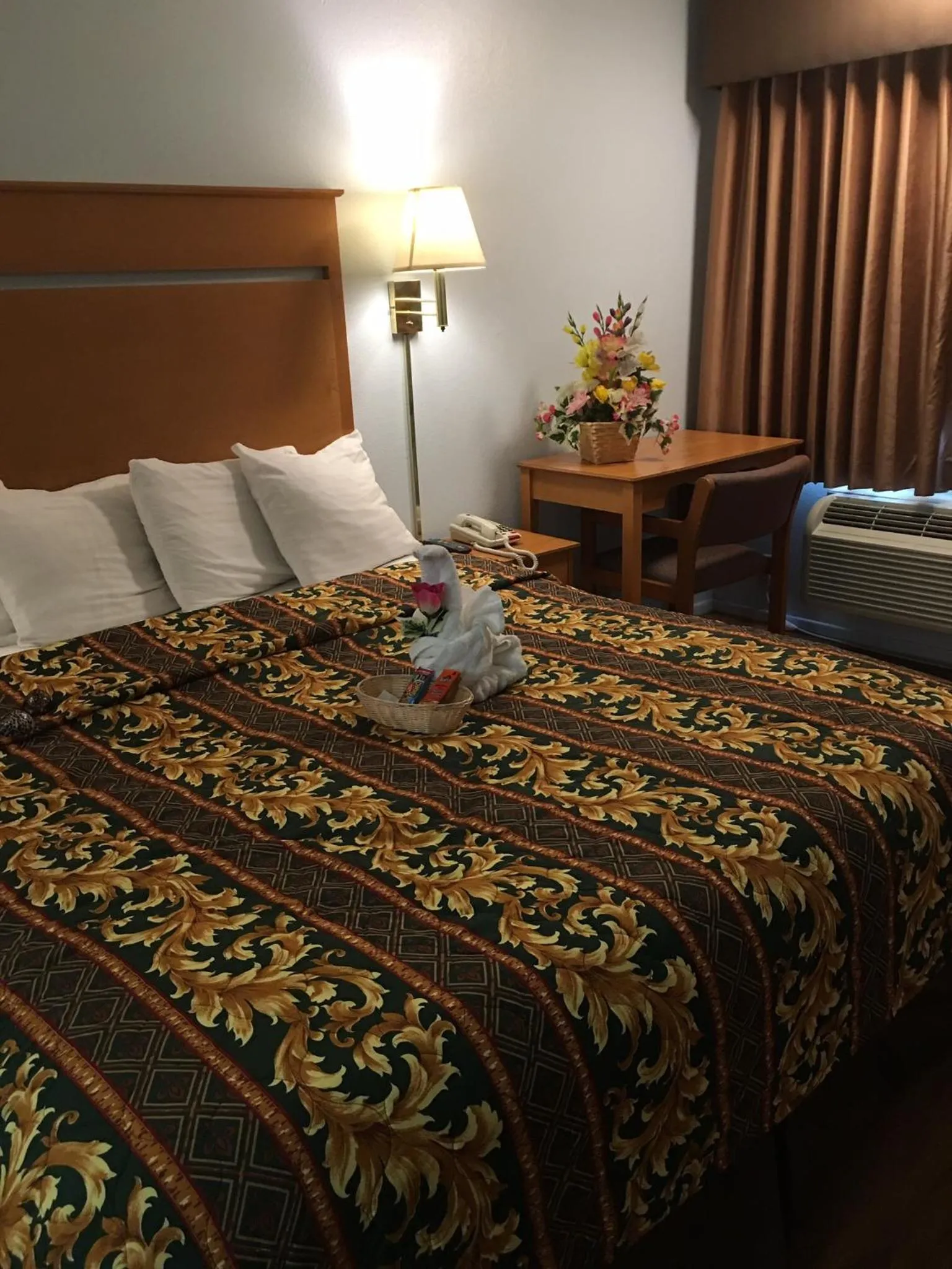 Bathroom, Bed in OceanView Motel