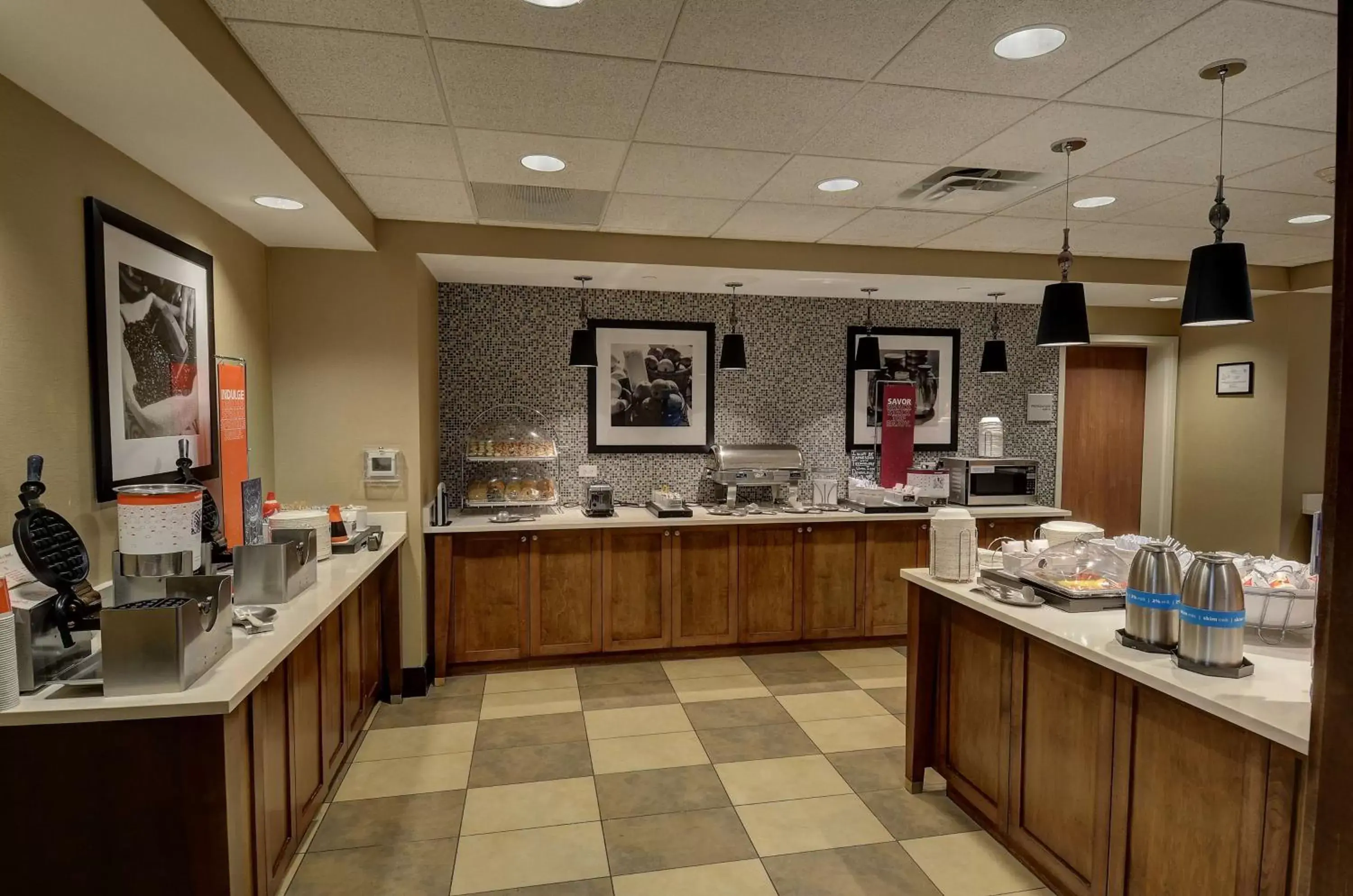 Dining area, Restaurant/Places to Eat in Hampton Inn & Suites Baltimore/Woodlawn