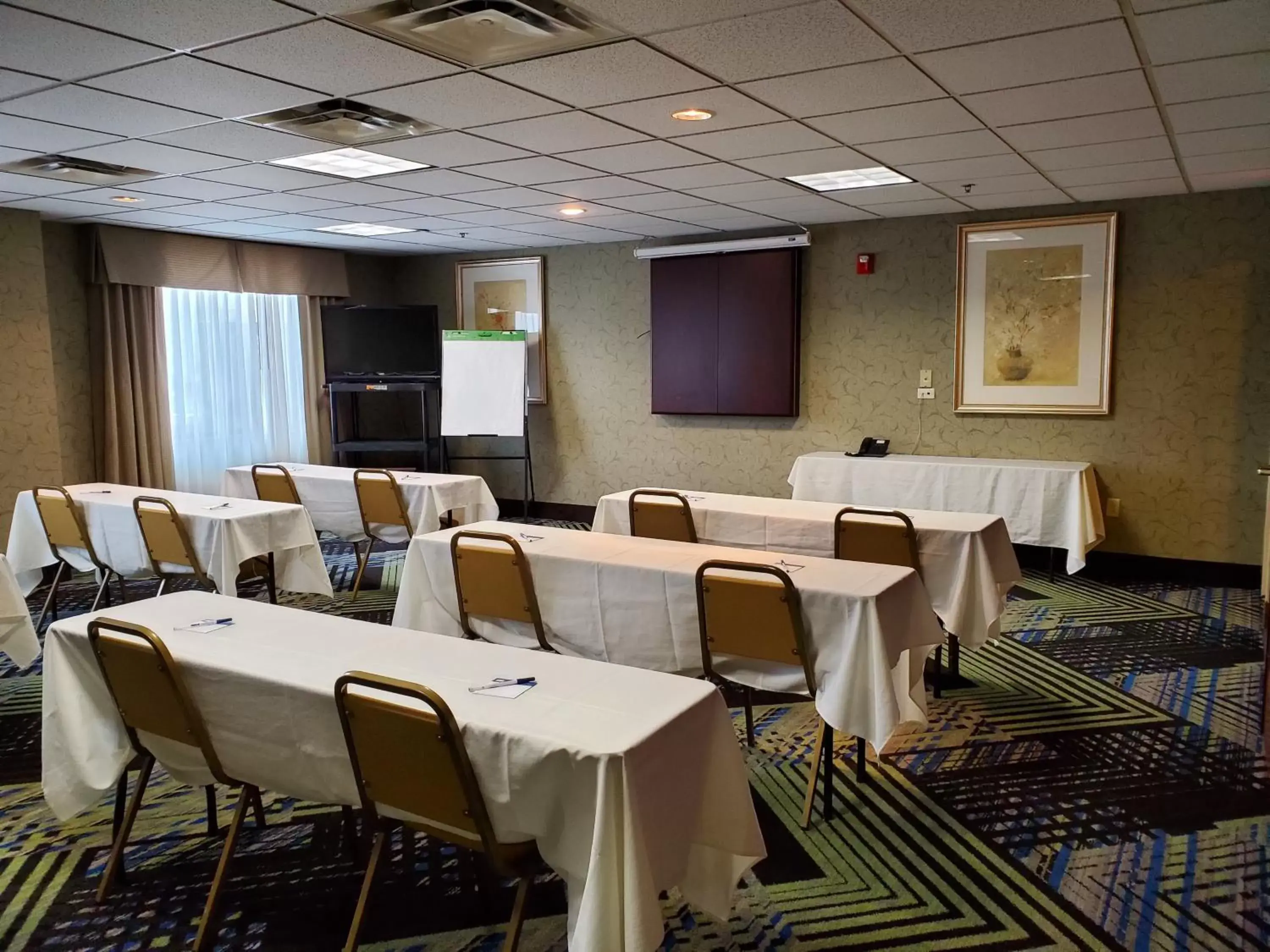 Meeting/conference room in Holiday Inn Express Hotel & Suites Columbus Airport, an IHG Hotel