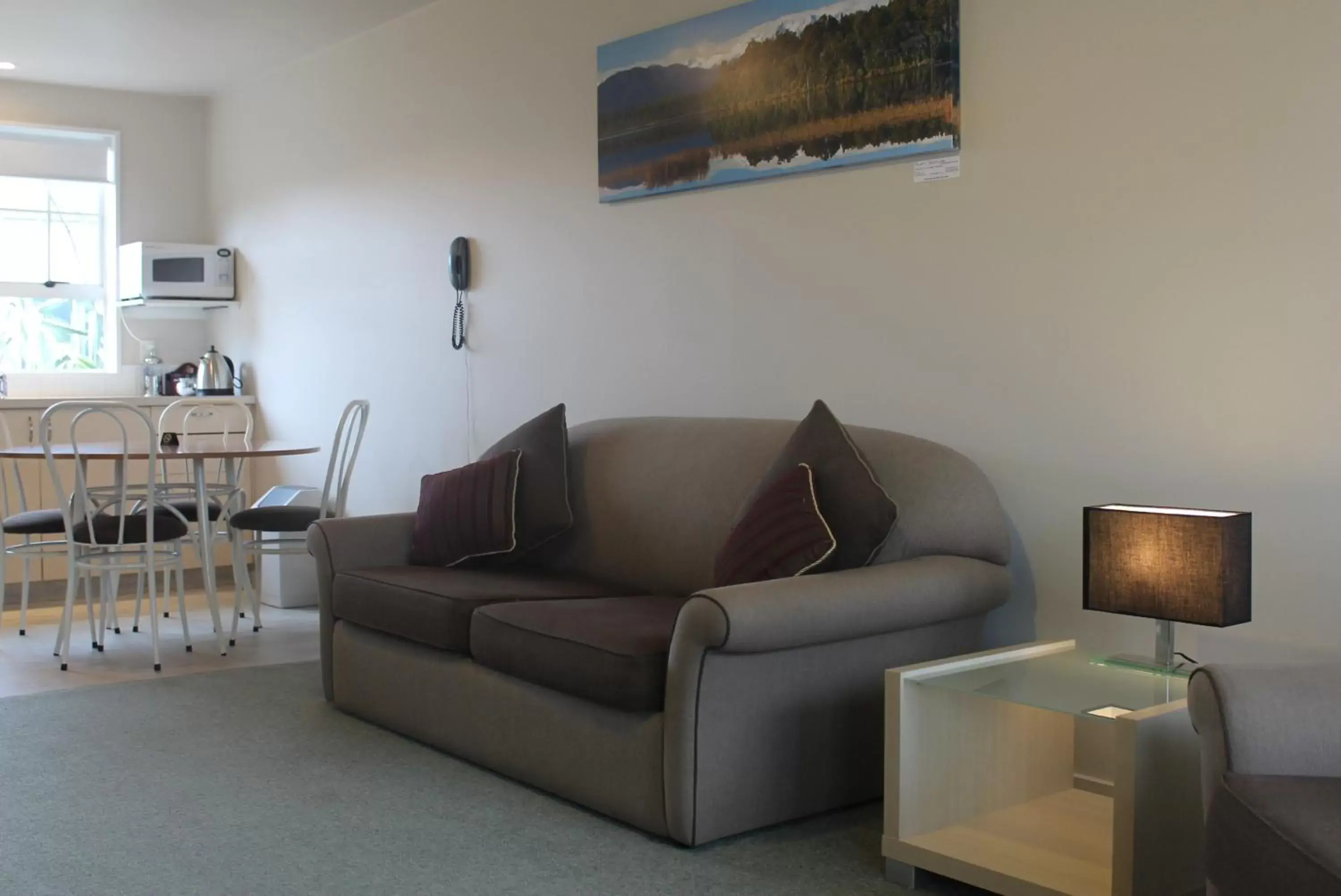 Living room, Seating Area in Alpine Rose Motel