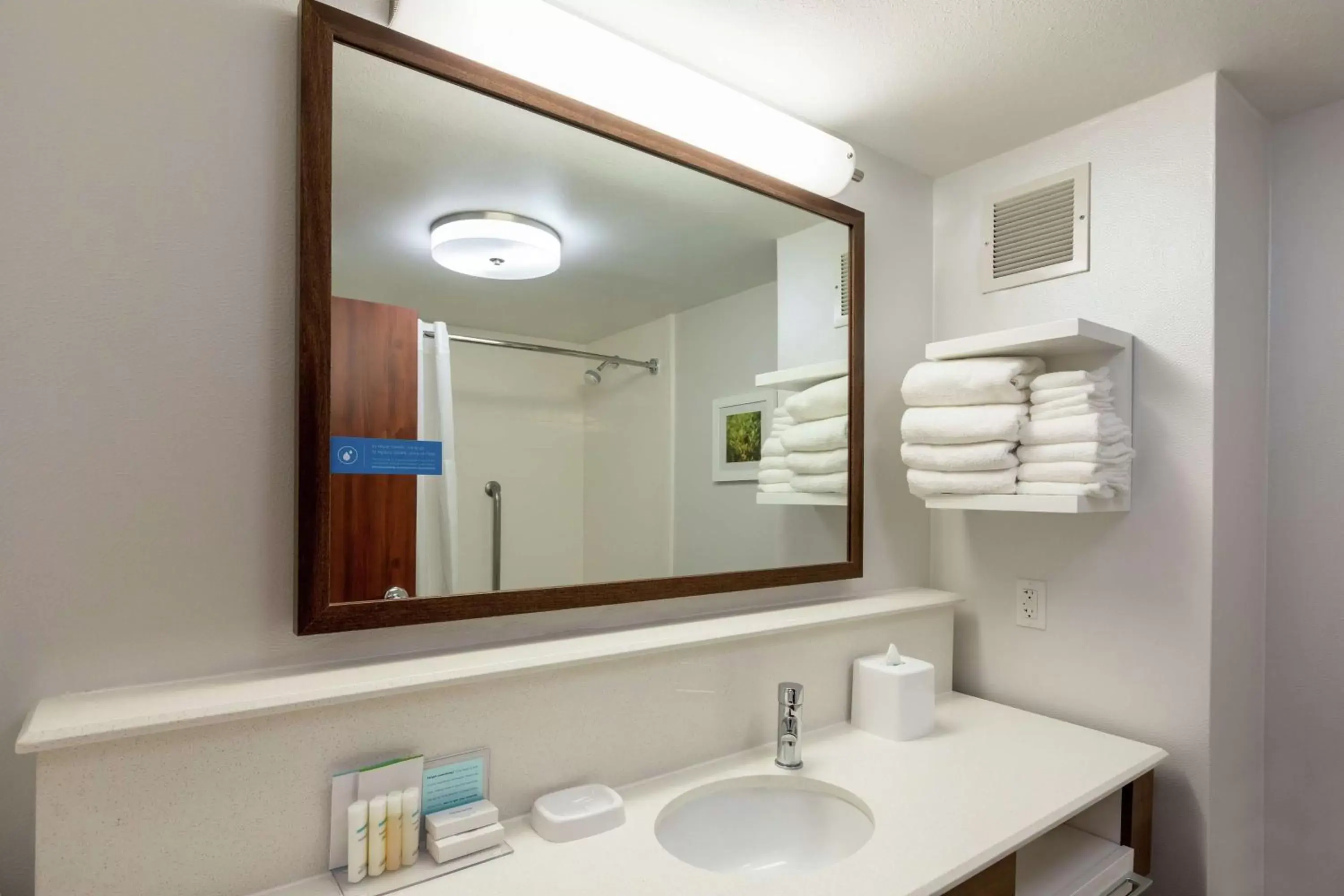 Bed, Bathroom in Hampton Inn Houston/Humble-Airport Area