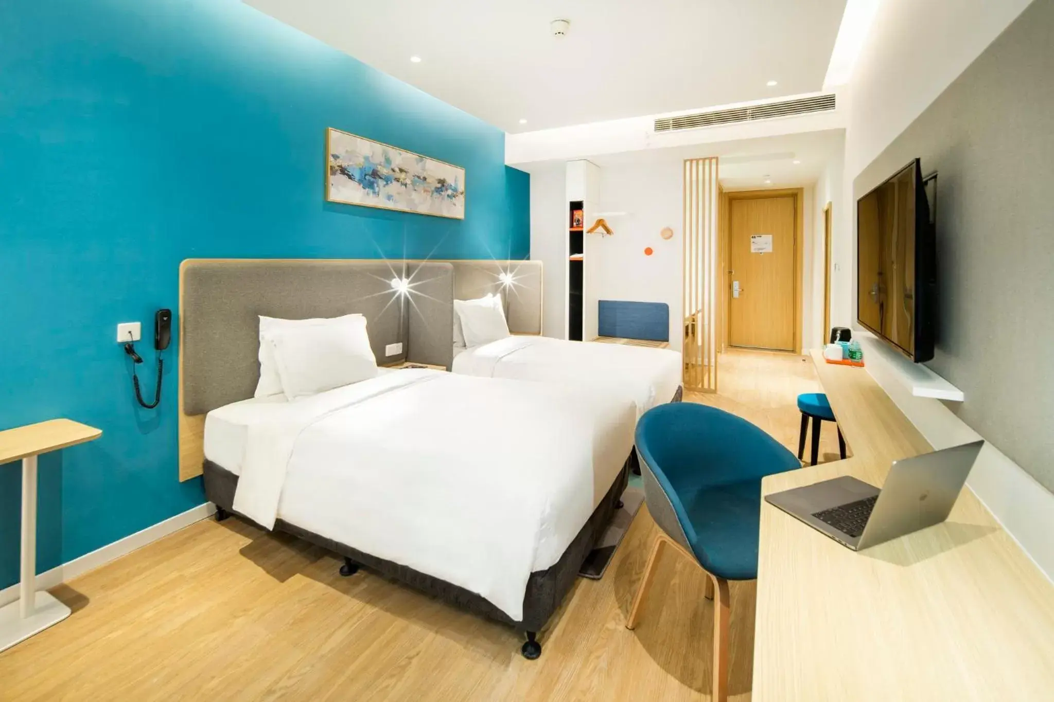 Photo of the whole room, Bed in Holiday Inn Express Shanghai Pudong Zhangjiang, an IHG Hotel