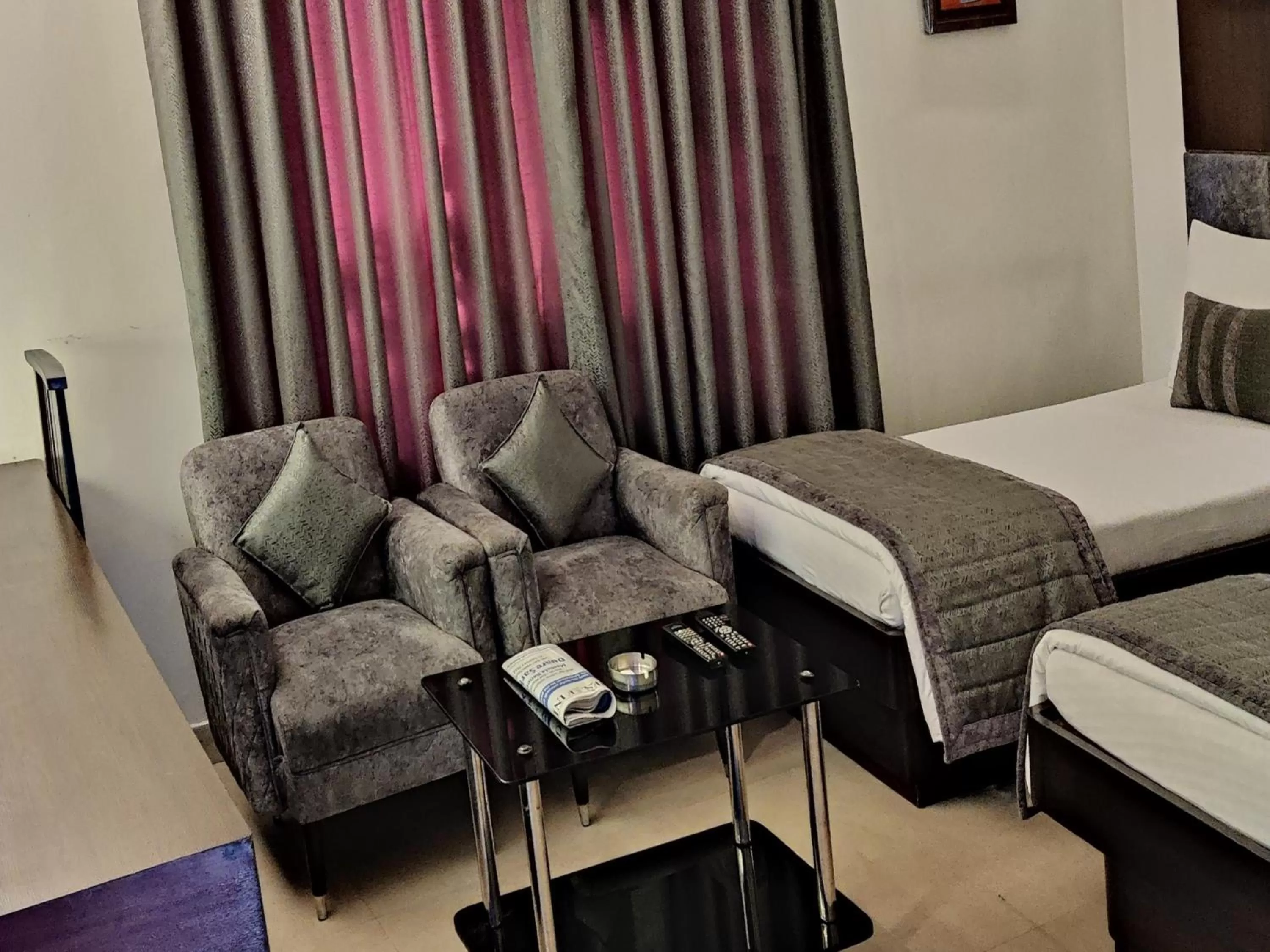 Seating area, Bed in The Samilton