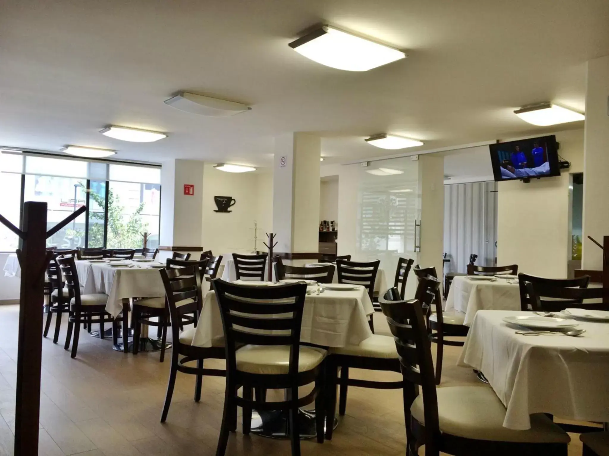 Restaurant/Places to Eat in Hotel Castropol