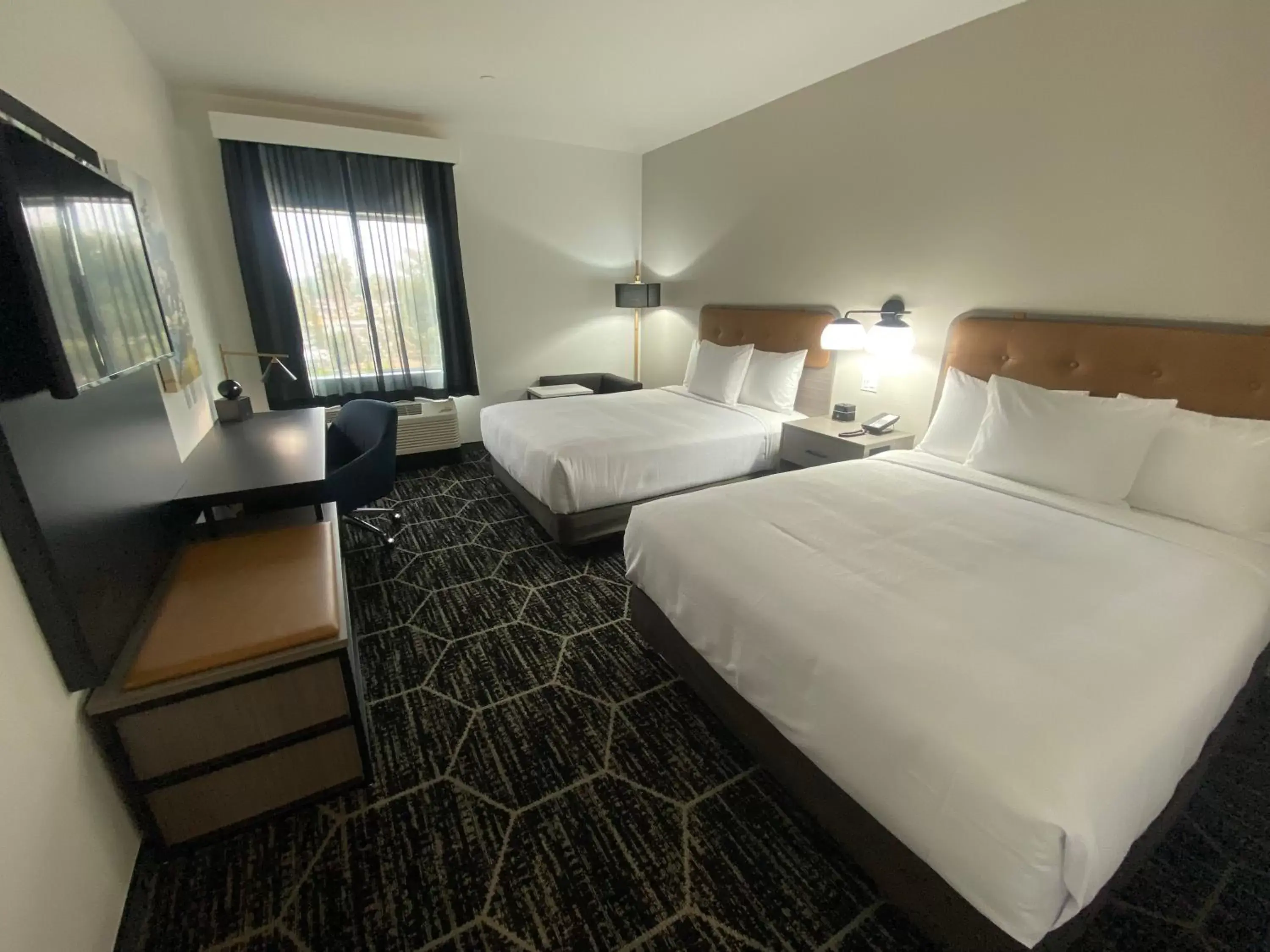 Photo of the whole room, Bed in La Quinta Inn & Suites by Wyndham Yucaipa