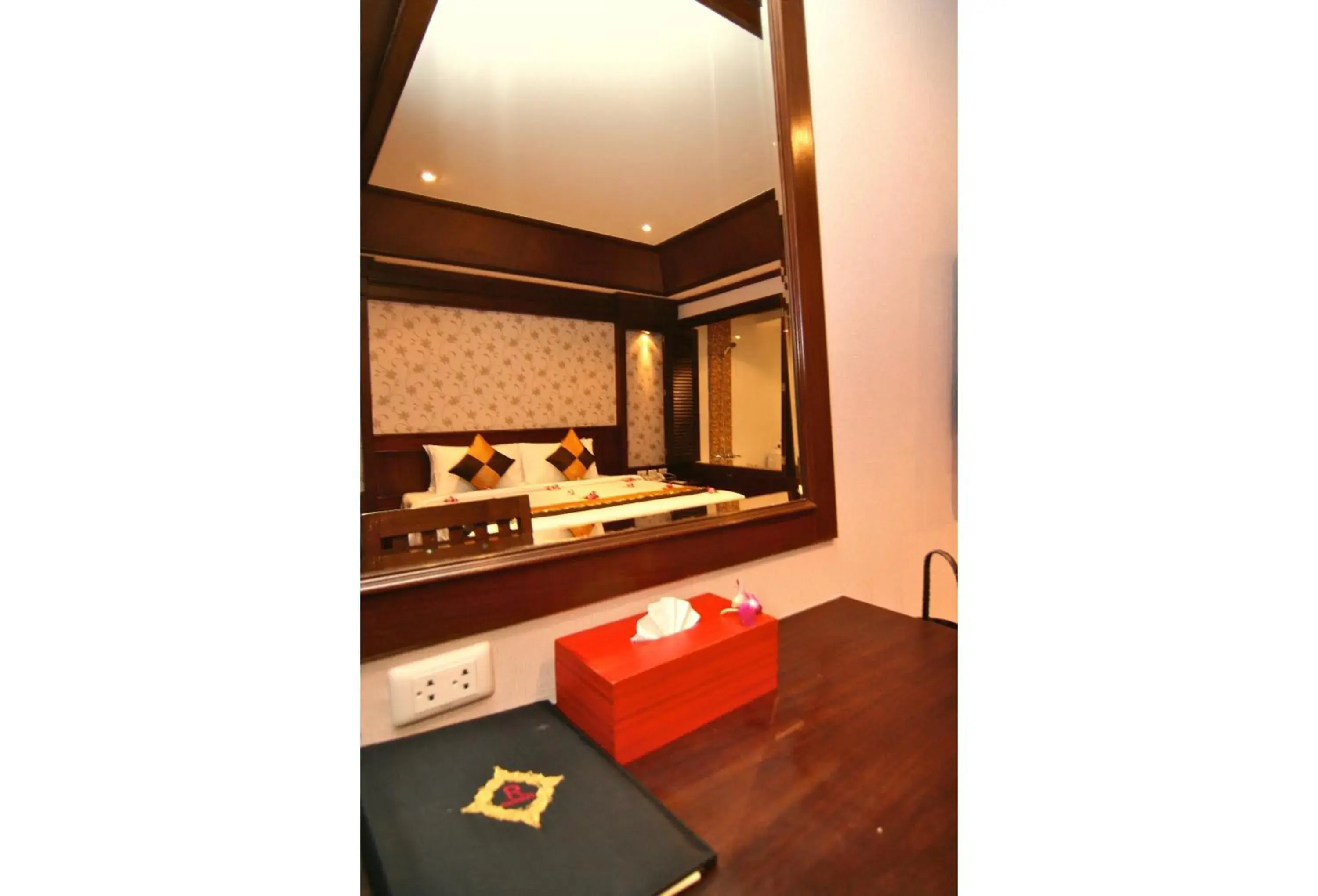 Bedroom, Kitchen/Kitchenette in Rayaburi Hotel, Patong