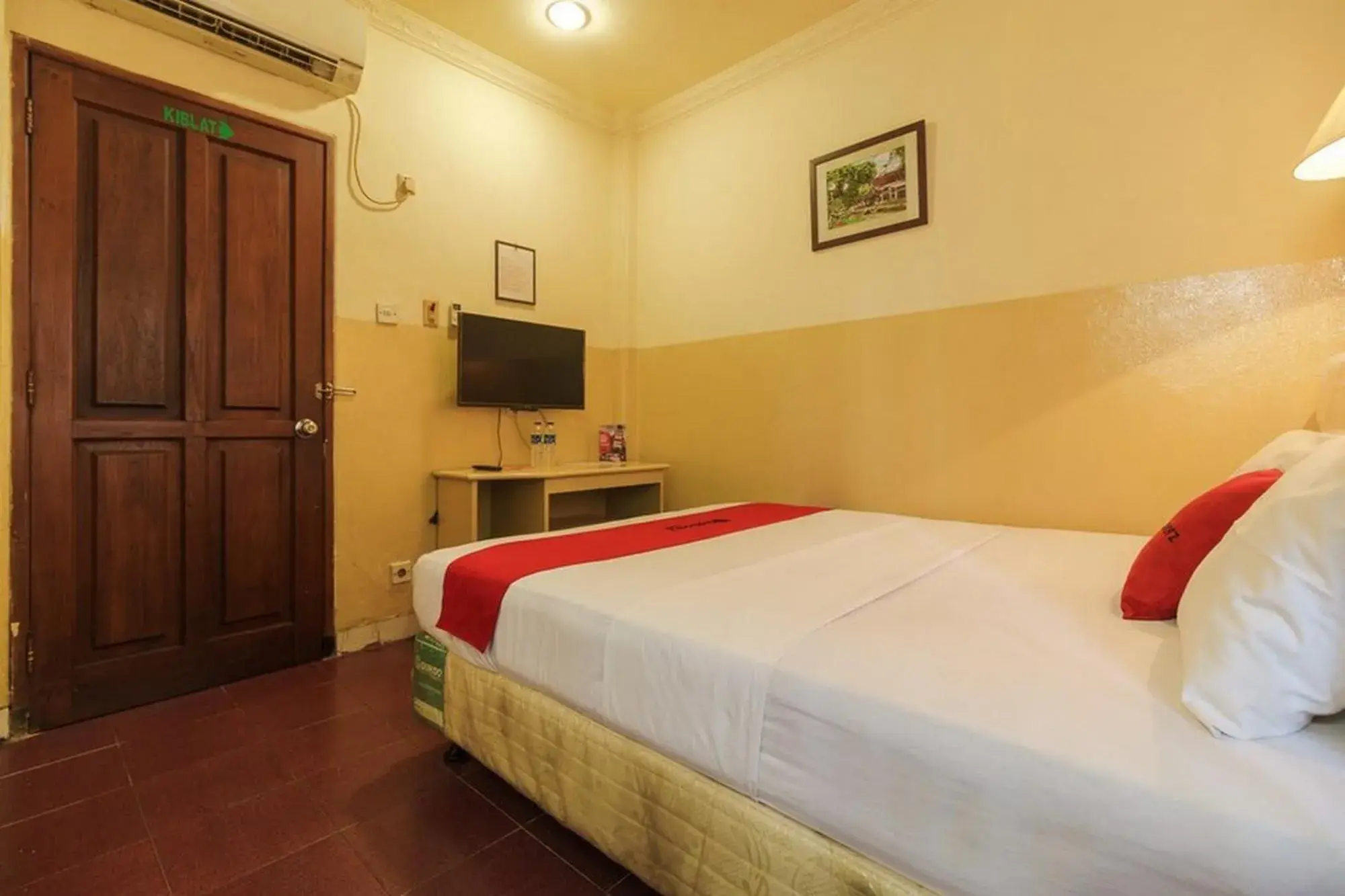 Bedroom, Bed in RedDoorz @ Jalan Jaksa Bedroom, Bed in RedDoorz @ Jalan Jaksa