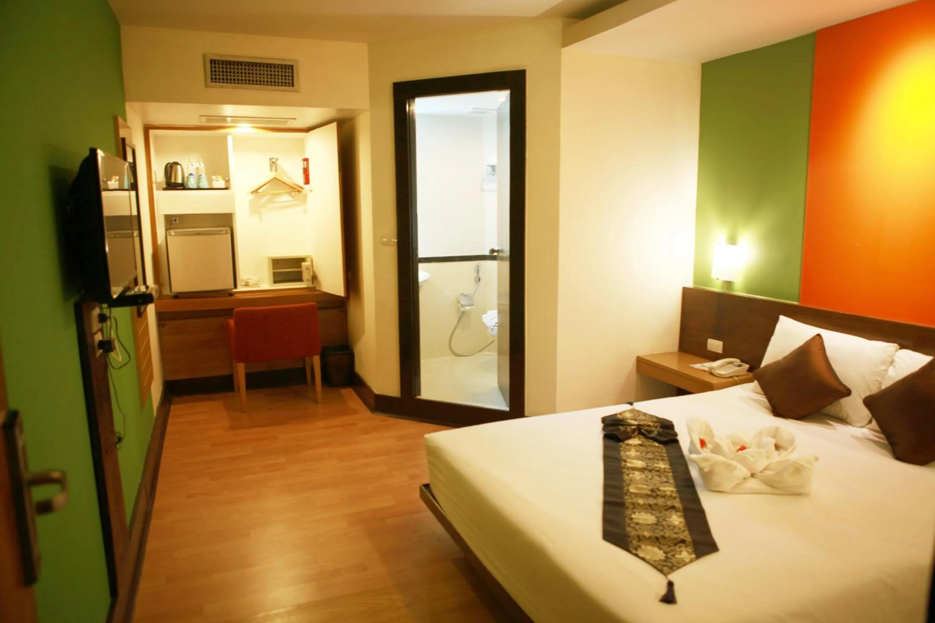 Photo of the whole room, Bed in The Seasons Bangkok Huamark