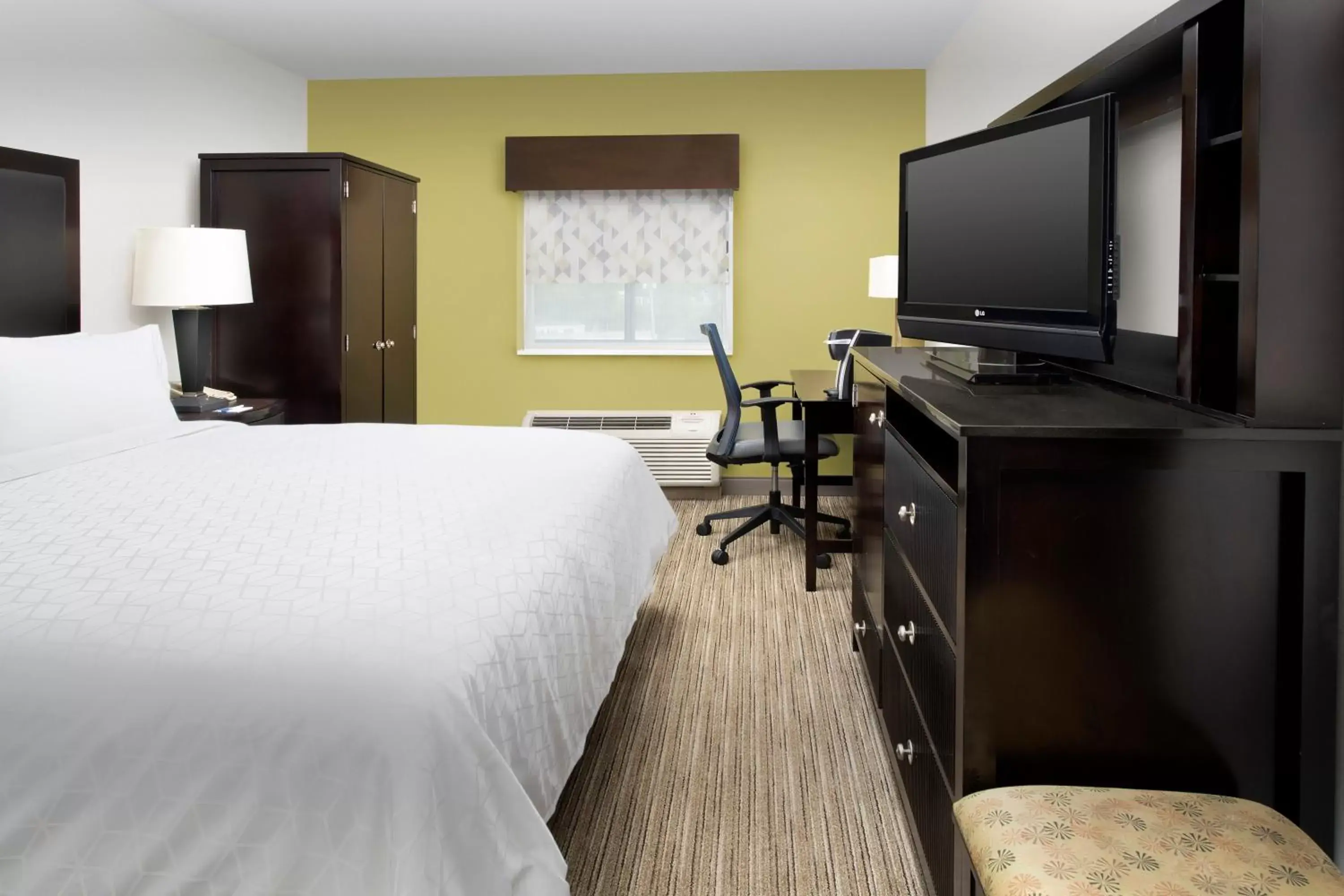 Bed, TV/Entertainment Center in Holiday Inn Express Saugus Logan Airport, an IHG hotel