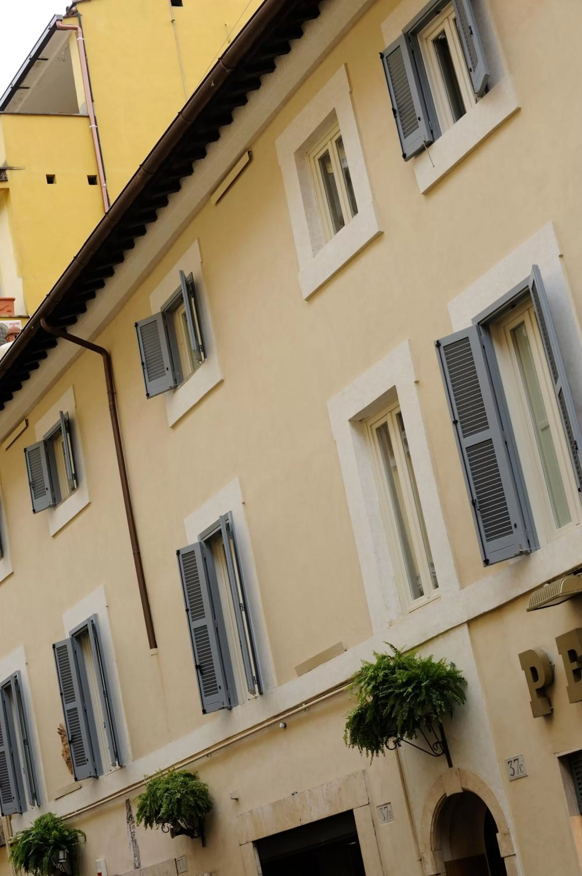 Property building in Mario De' Fiori 37