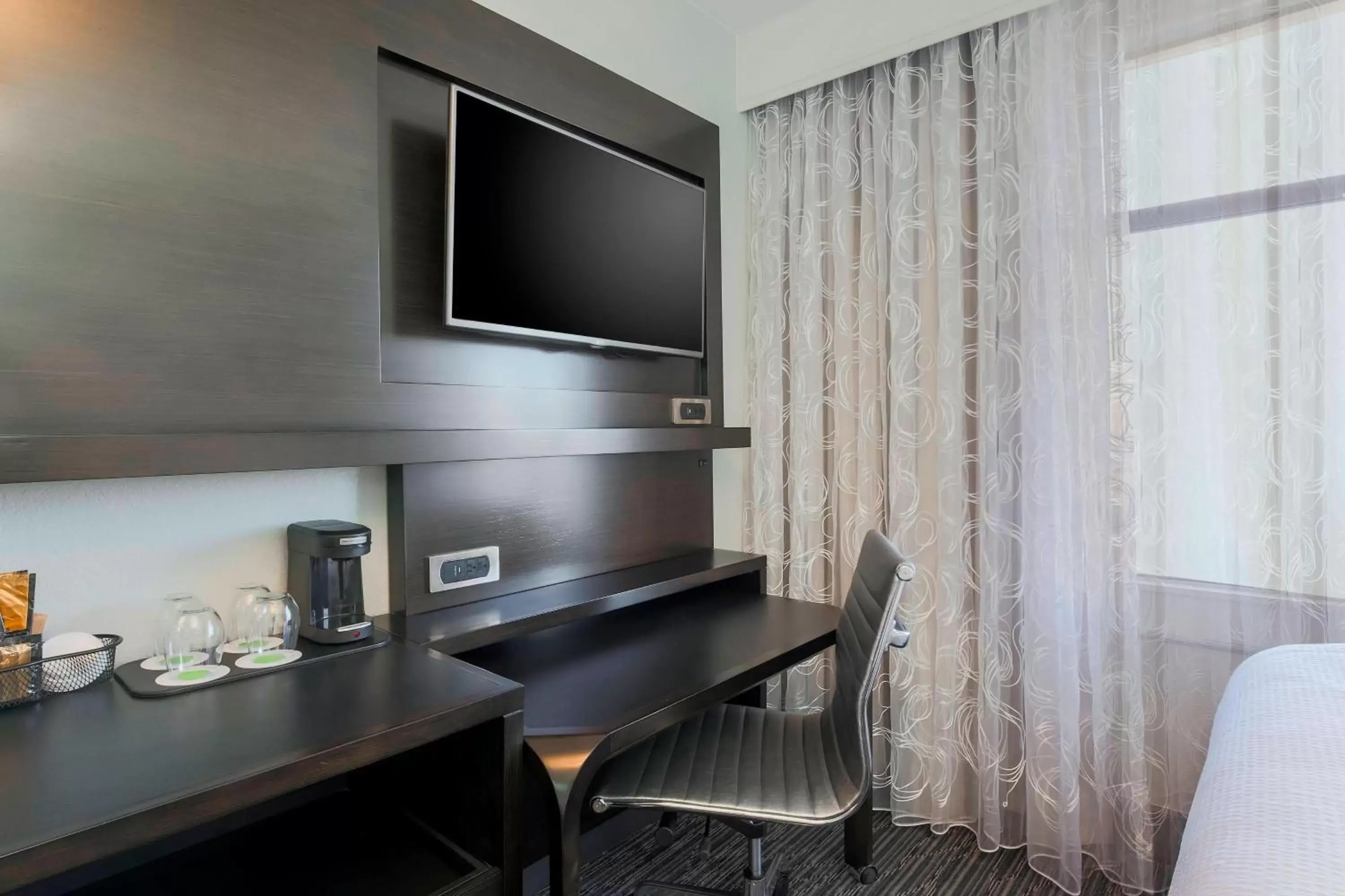 Photo of the whole room, TV/Entertainment Center in Courtyard by Marriott San Francisco Union Square
