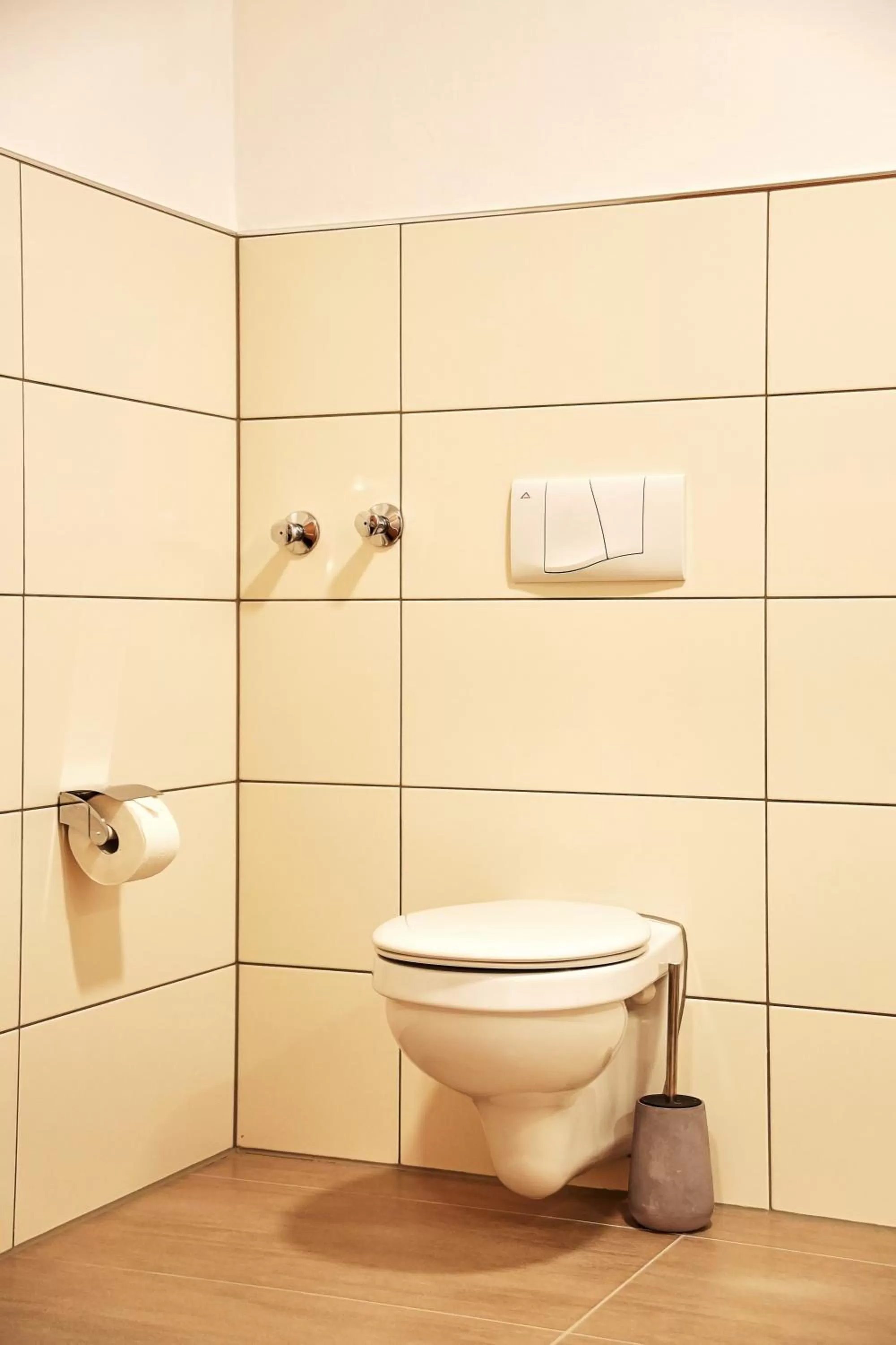 Toilet in Joos Hotel