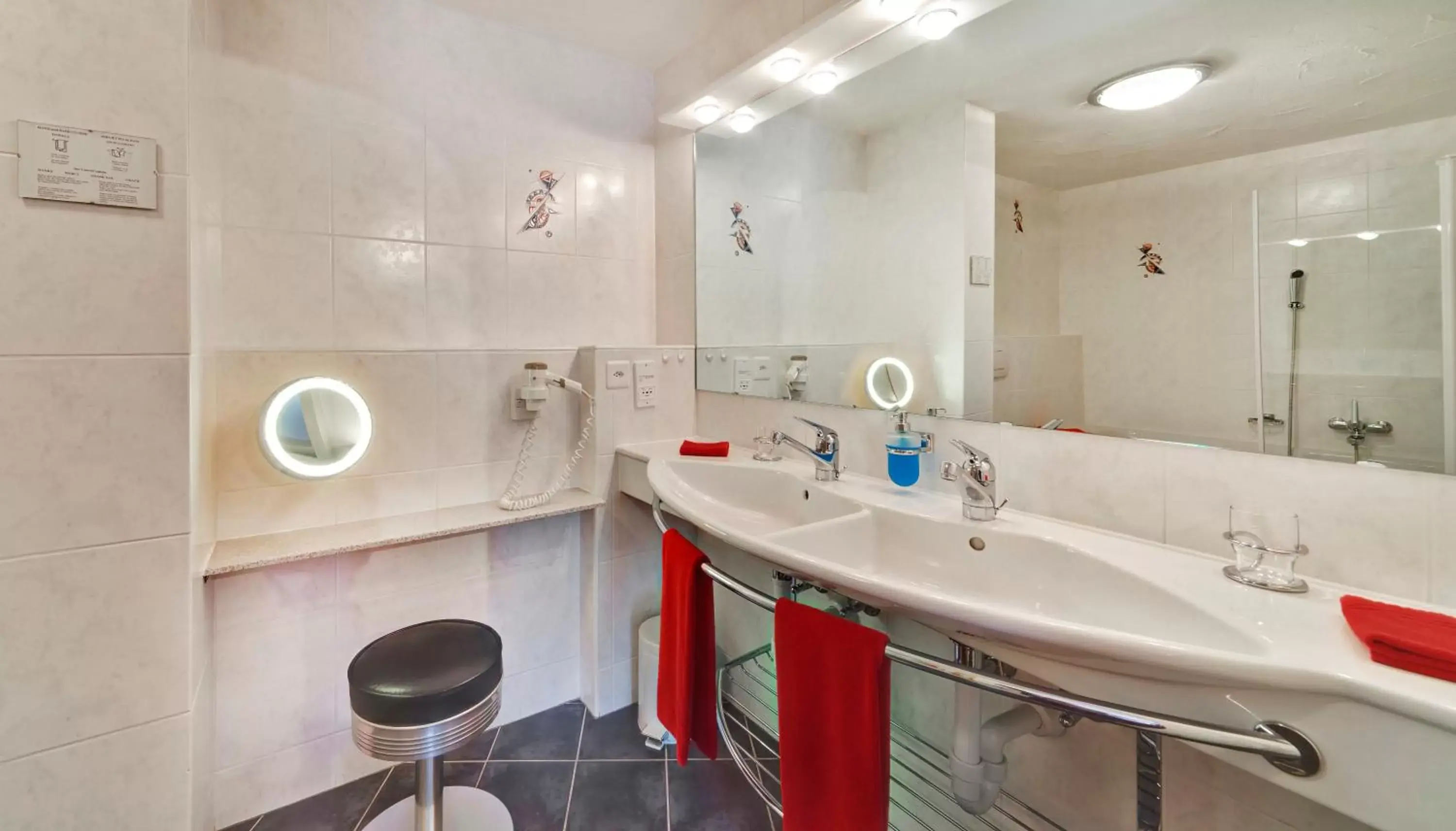 Shower, Bathroom in Hotel Christiania