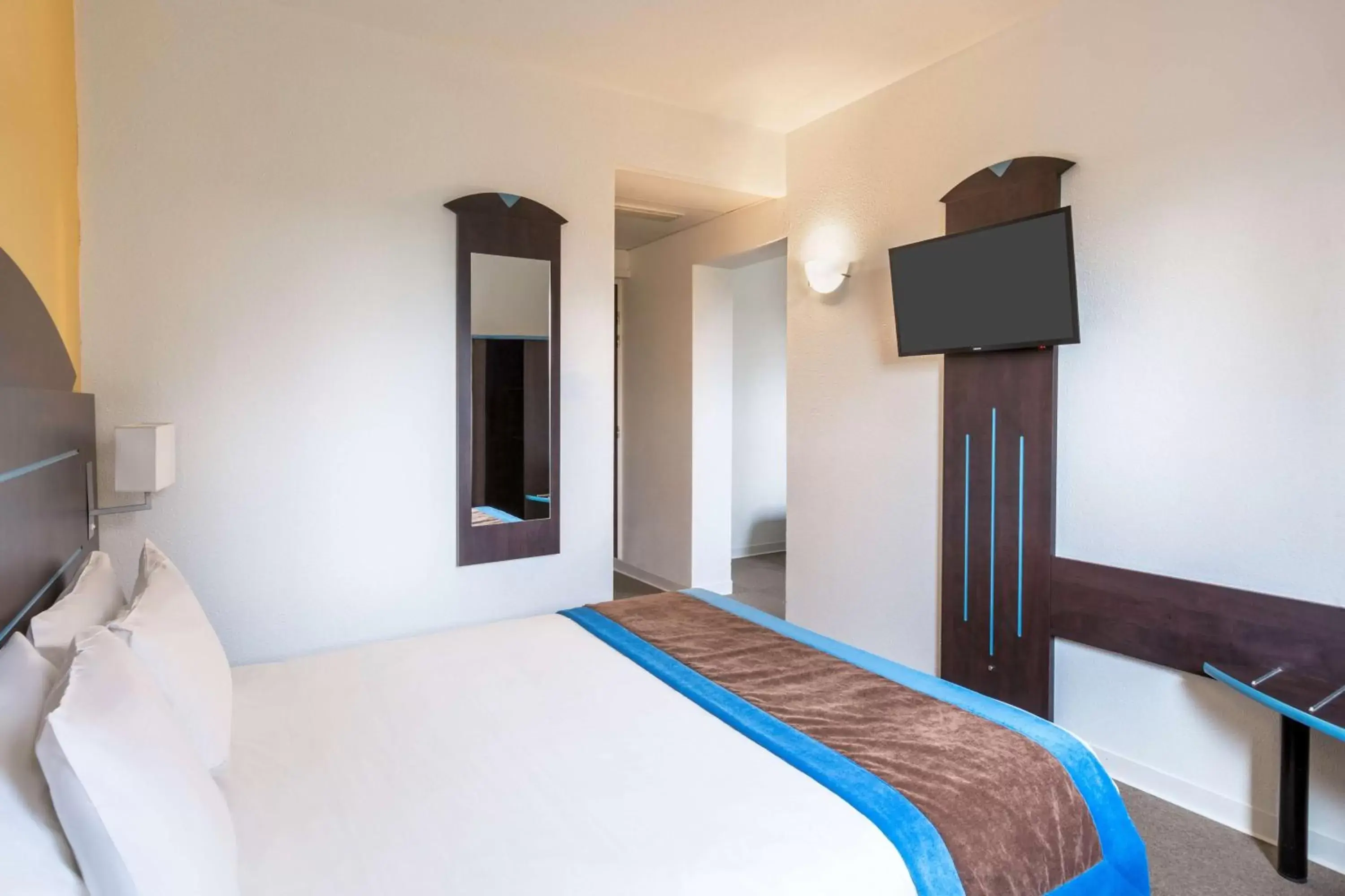 Bed in Sure Hotel by Best Western Saint-Amand-Les-Eaux