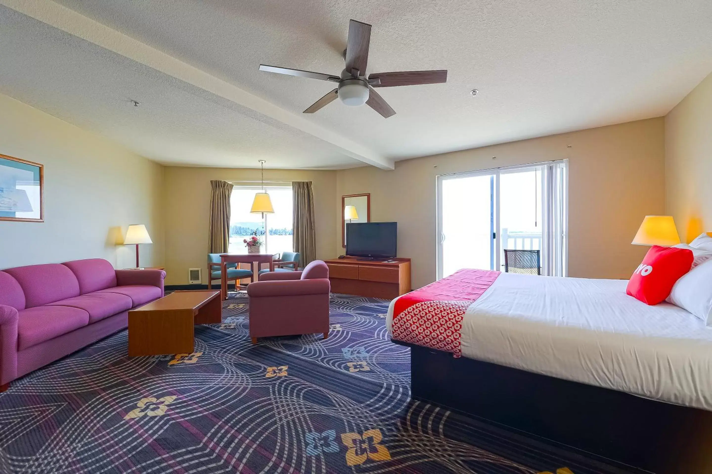 Bedroom in Siletz Bay Beachfront Hotel by OYO Lincoln City