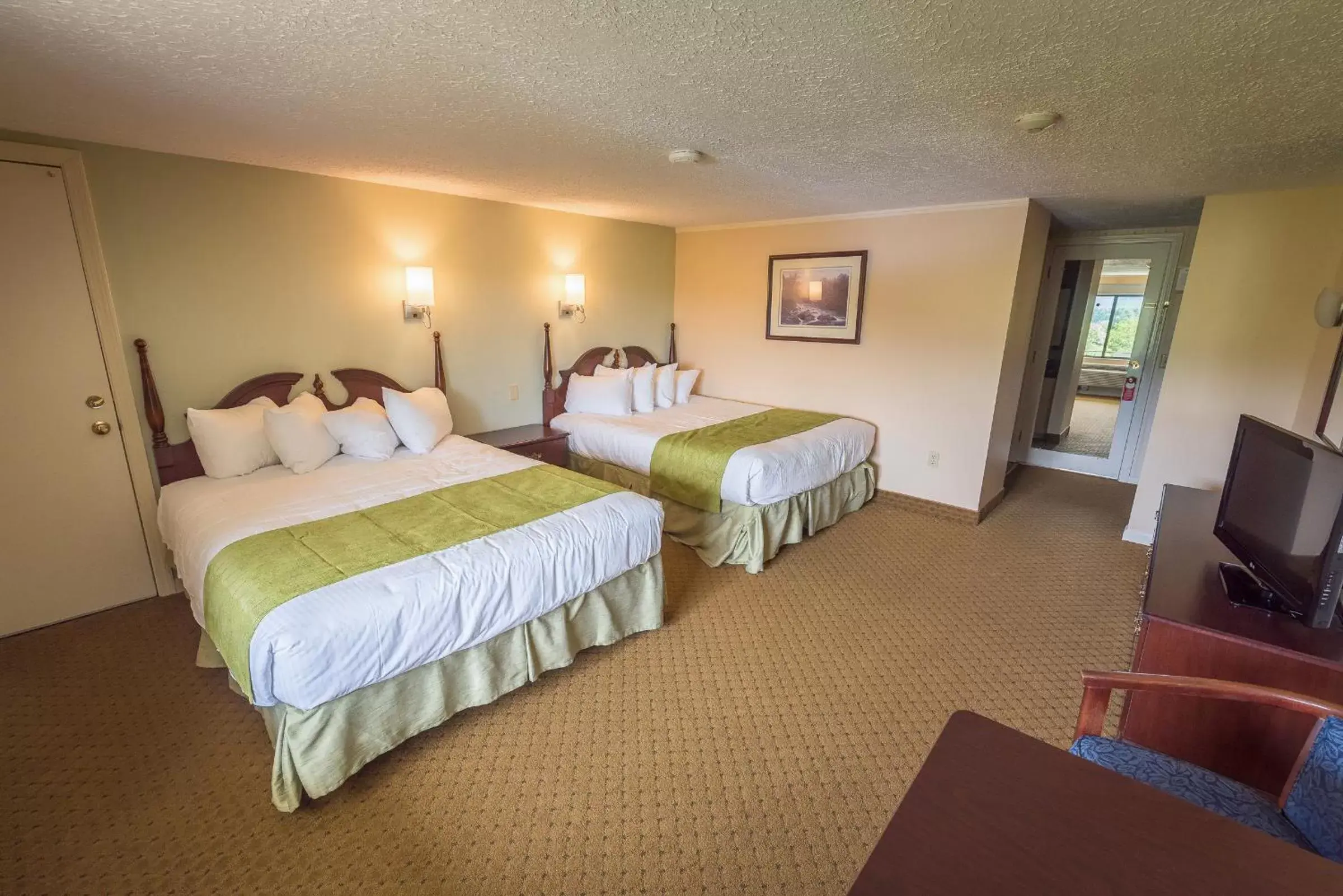 Photo of the whole room, Bed in Fox Ridge Resort
