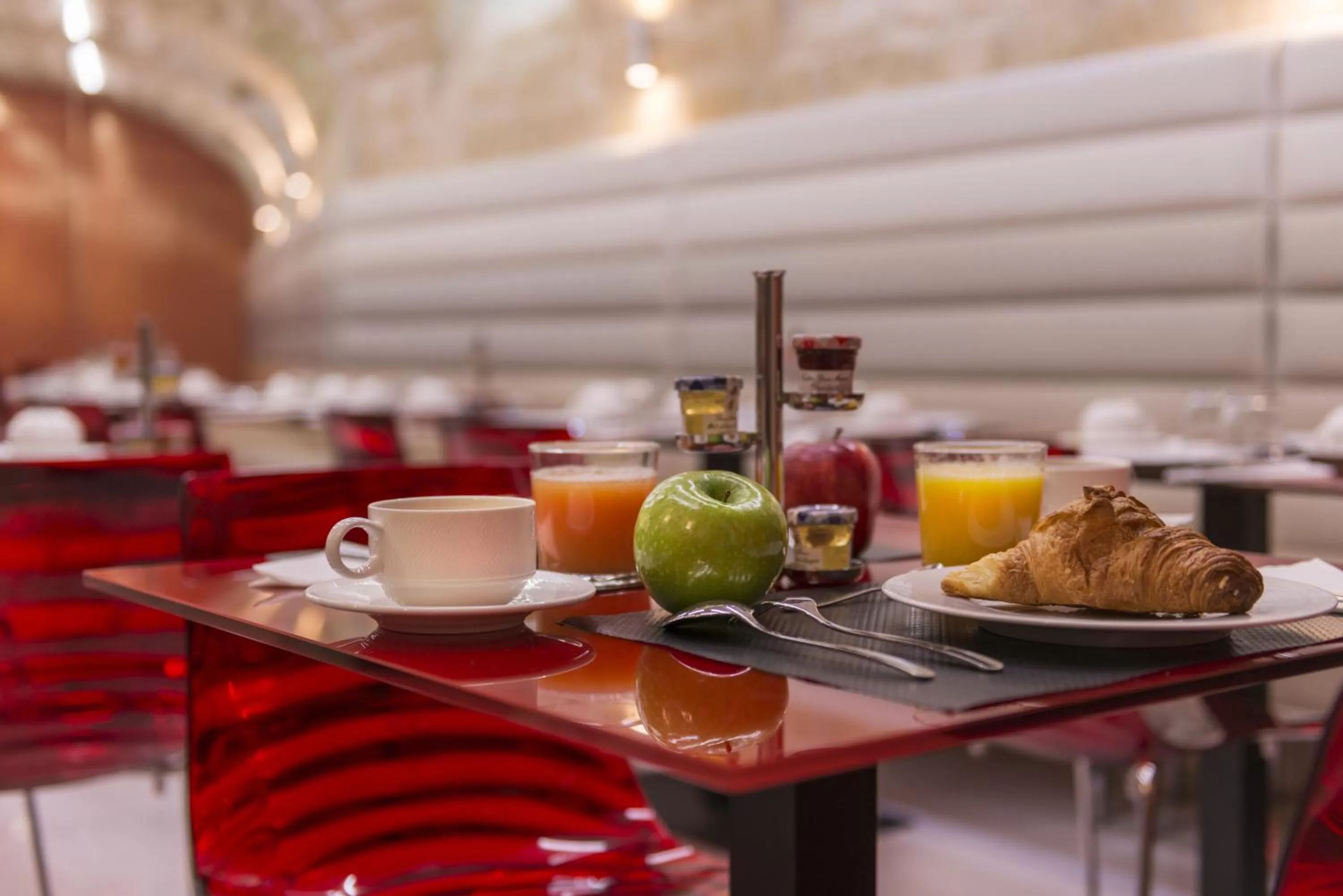 Restaurant/places to eat in Le Bon Hôtel