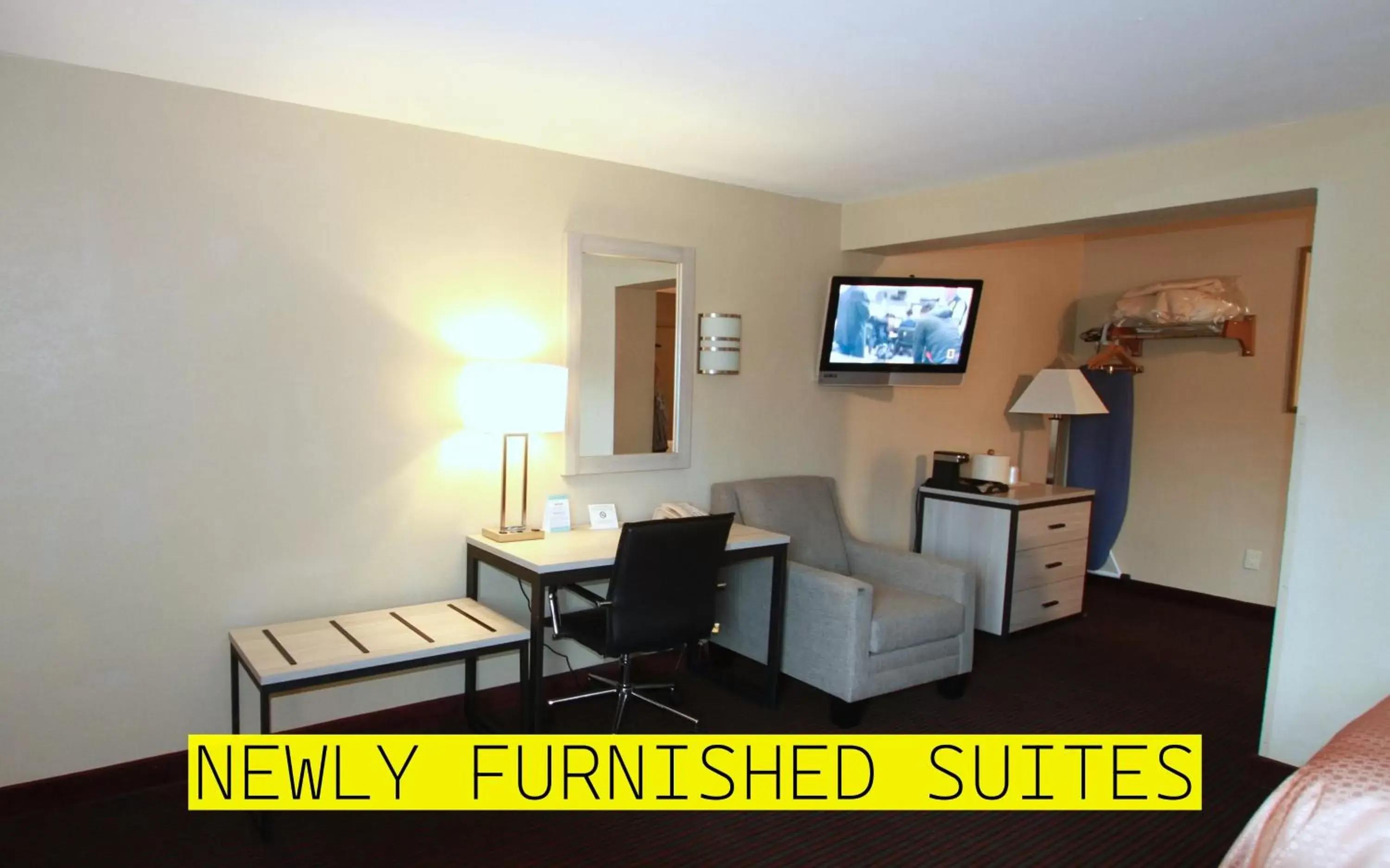 Communal lounge/ TV room, Seating Area in Travel Inn & Suites Flemington