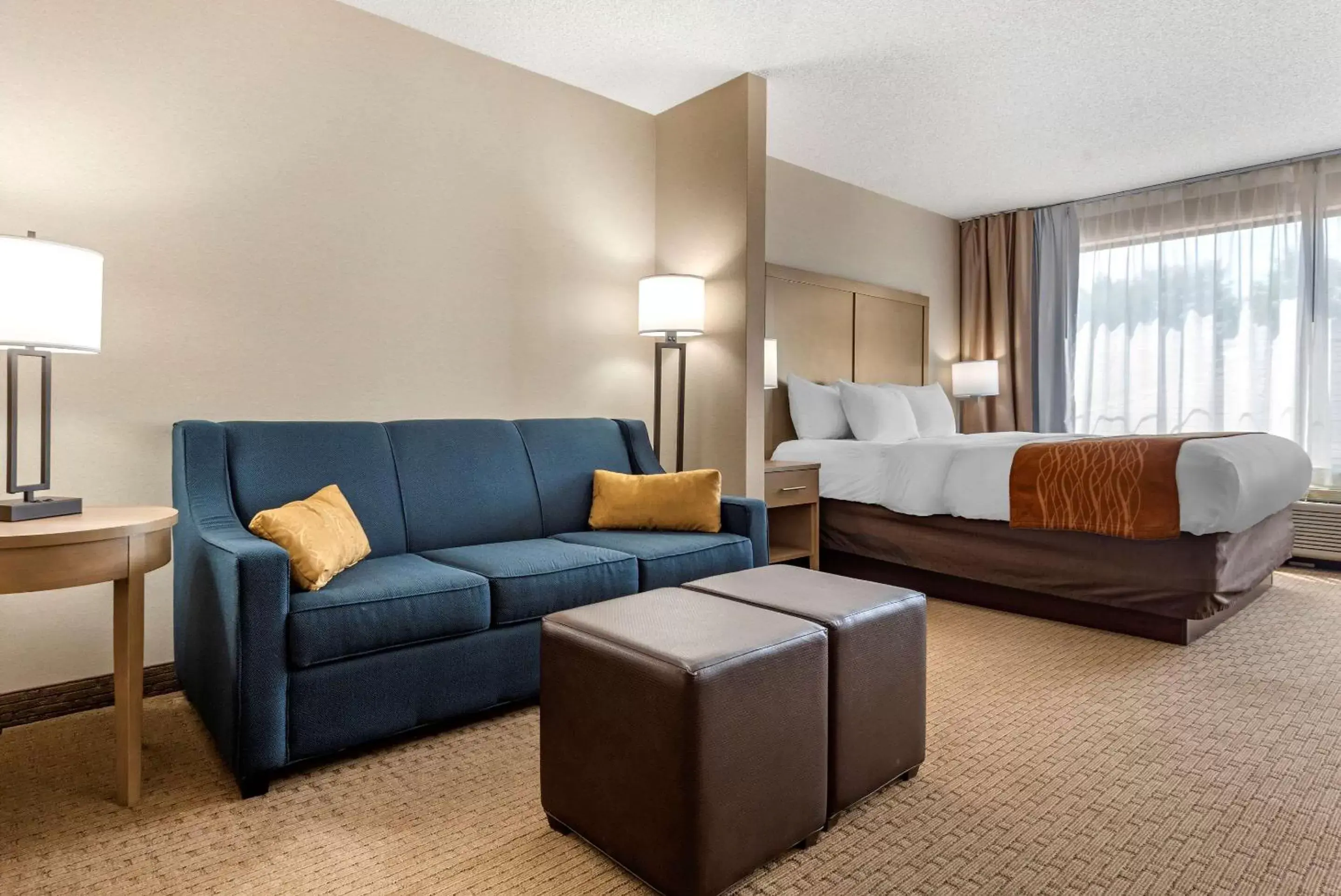 Photo of the whole room, Seating Area in Comfort Inn & Suites Farmington - Victor