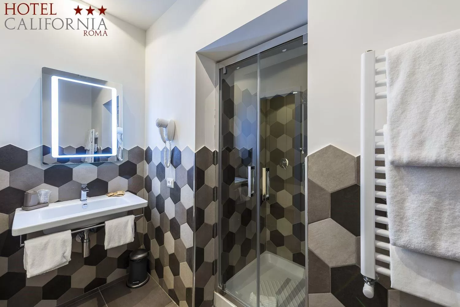 Bathroom, Bed in Hotel California