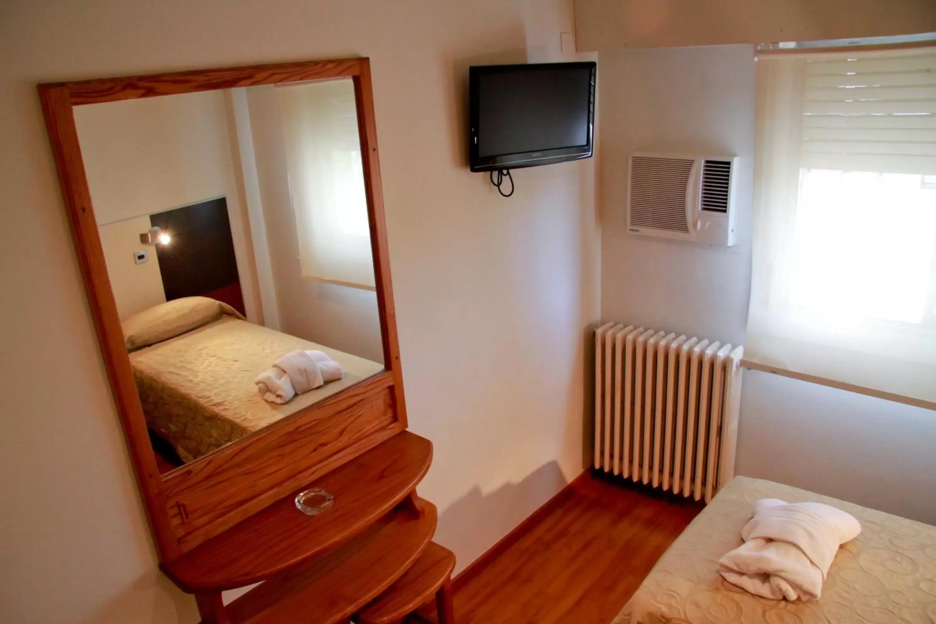 Photo of the whole room, Bed in Kalton Photo of the whole room, Bed in Kalton