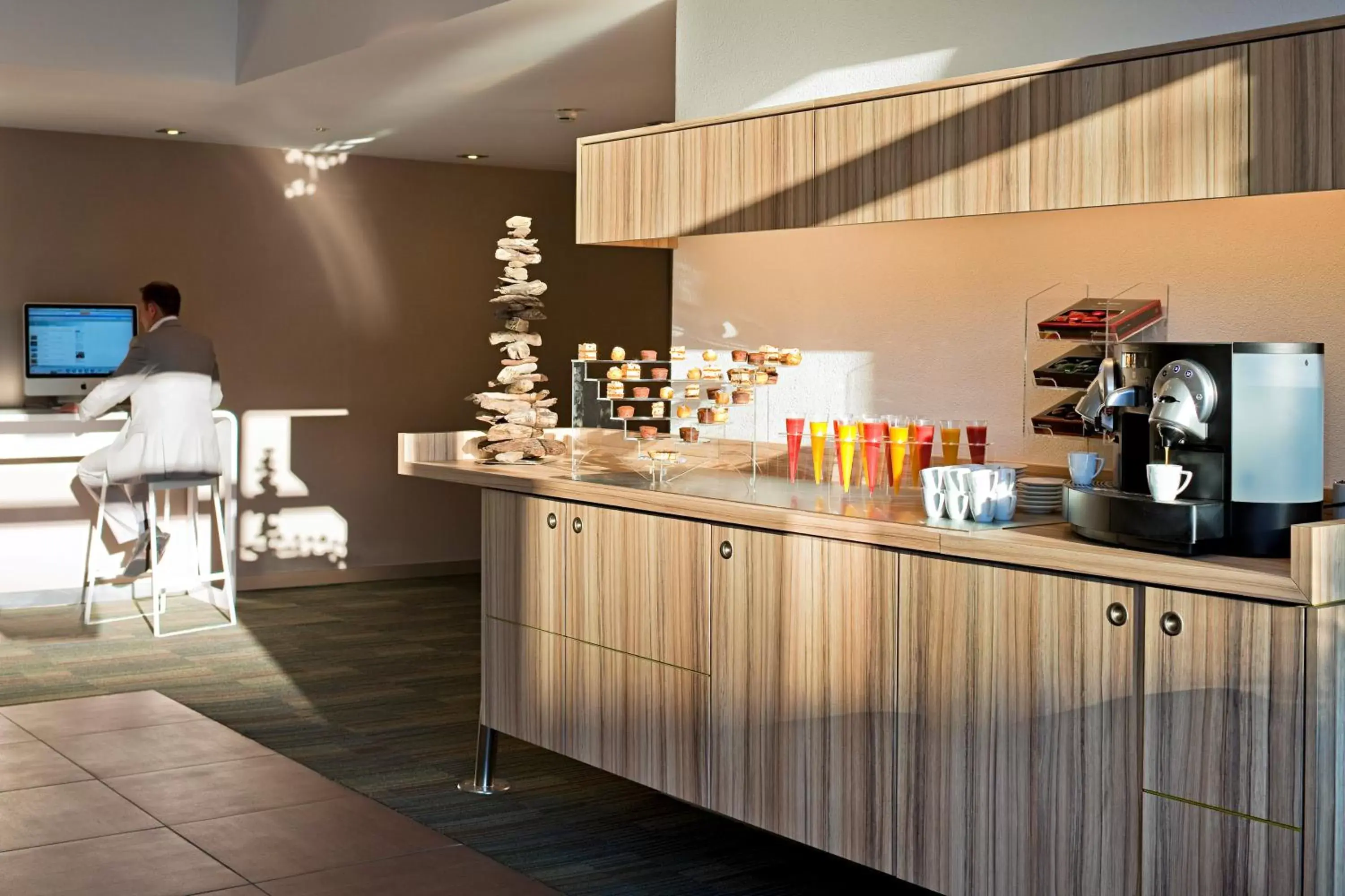 People, Kitchen/Kitchenette in Novotel Lausanne Bussigny